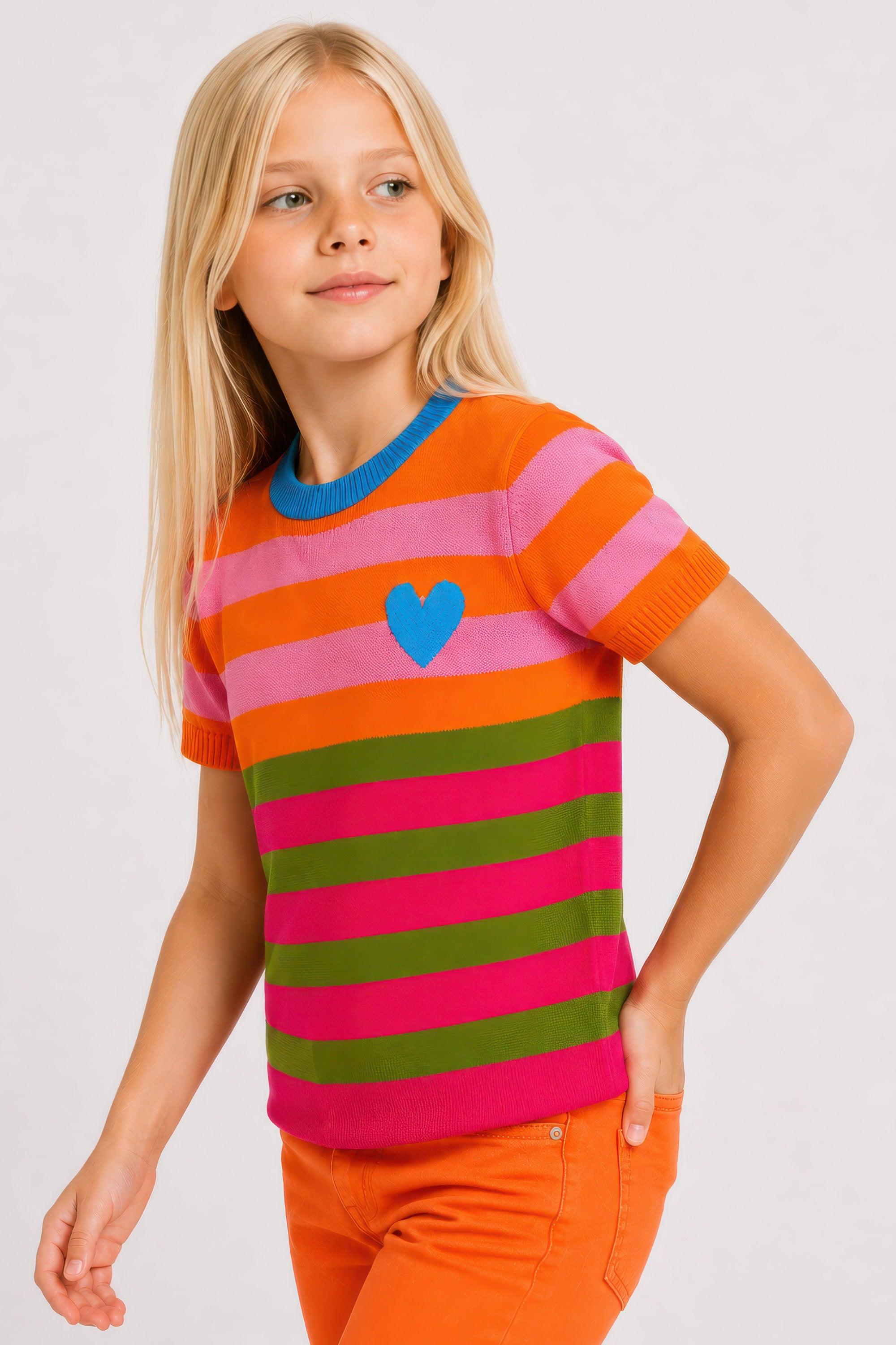 Suéter de punto infantil a rayas multicolor con corazón azul en el pecho