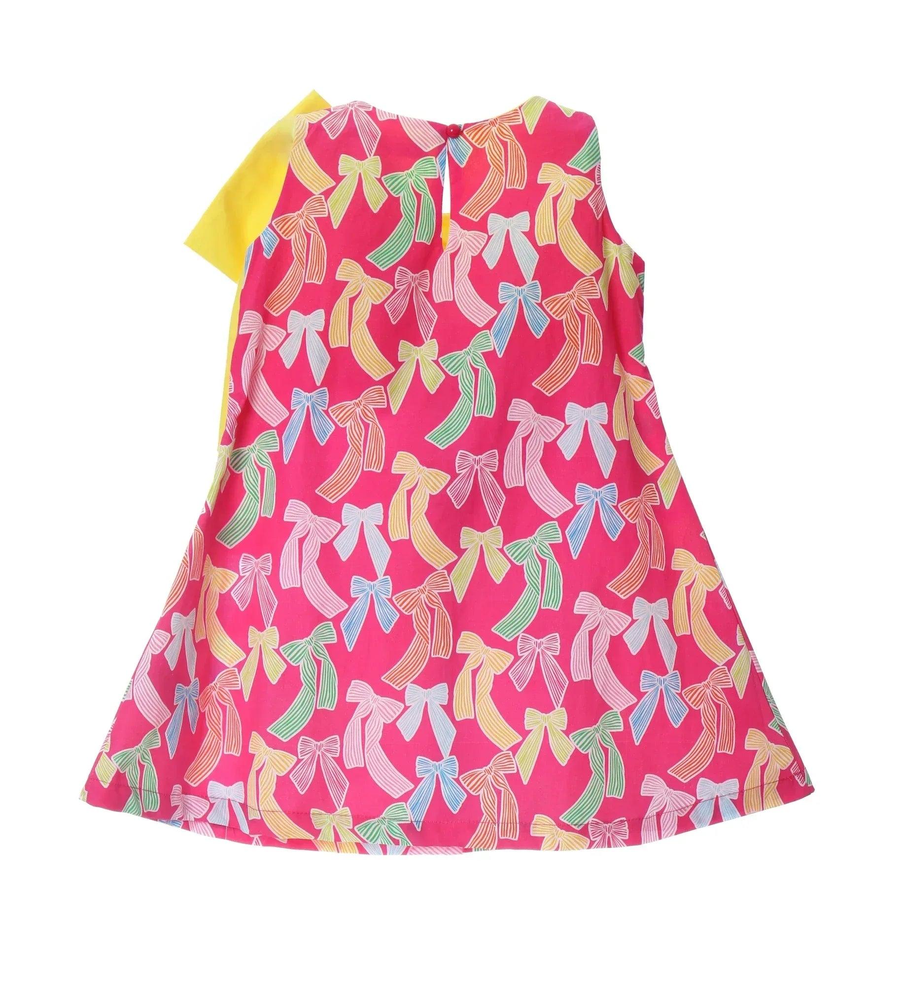 Vestido fucsia con estampado de moños y paneles de color amarillo