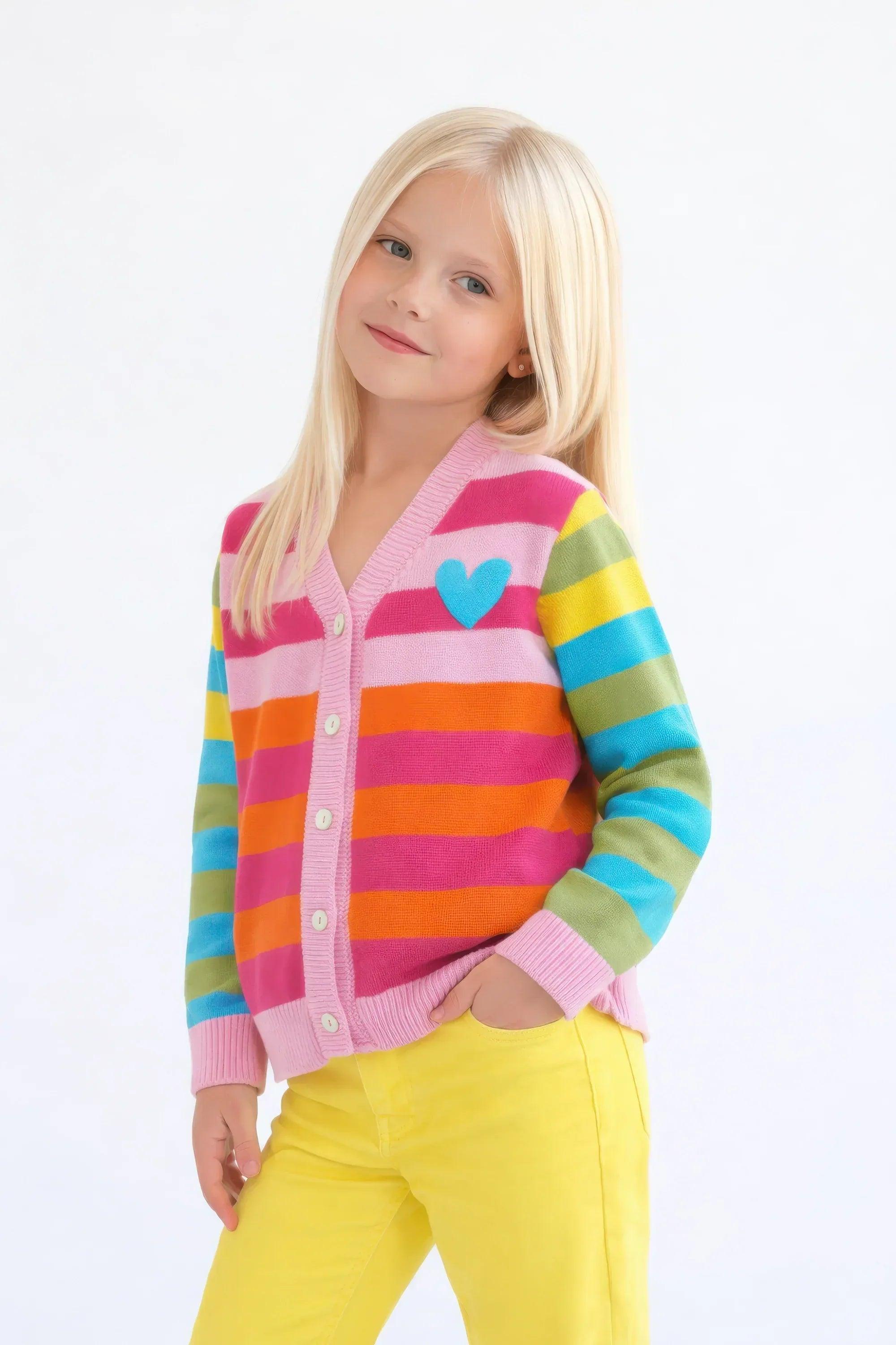 Chaqueta infantil de punto con rayas arcoíris y cierre frontal, rosa con corazones azules.