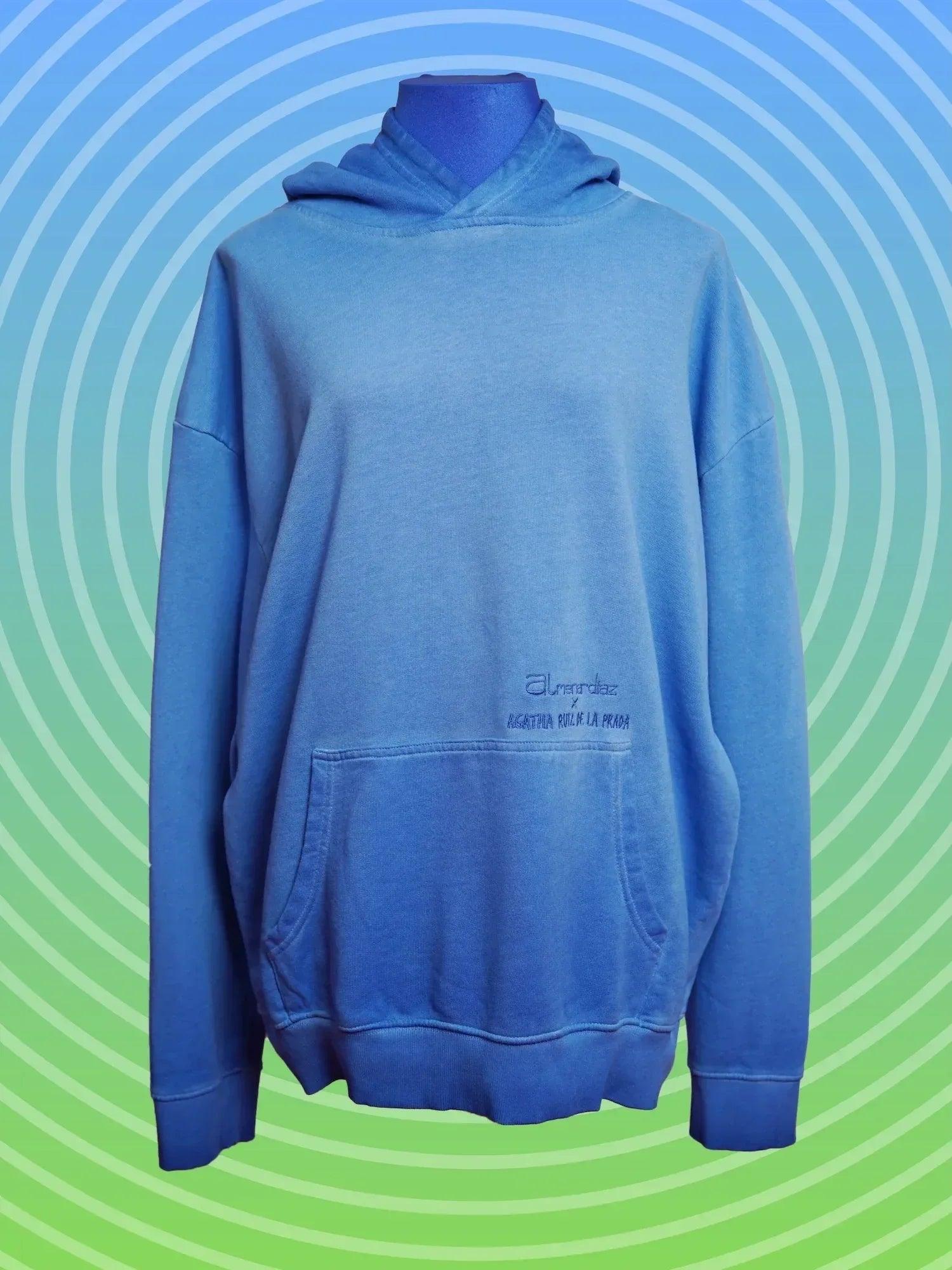 Sudadera azul con capucha y bolsillo canguro, logo pequeño en el pecho