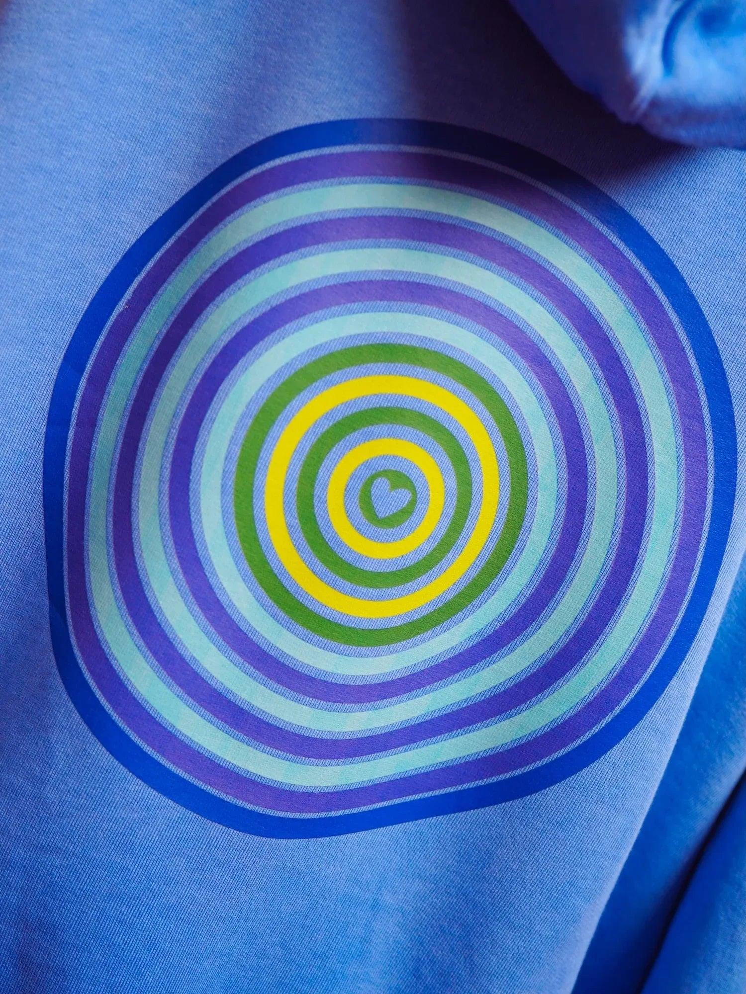 Estampado circular multicolor tipo espiral en sudadera azul