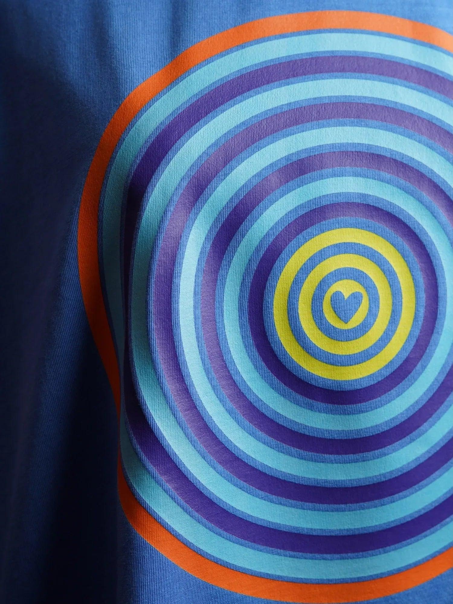 Camiseta azul con estampado circular multicolor de anillos concéntricos