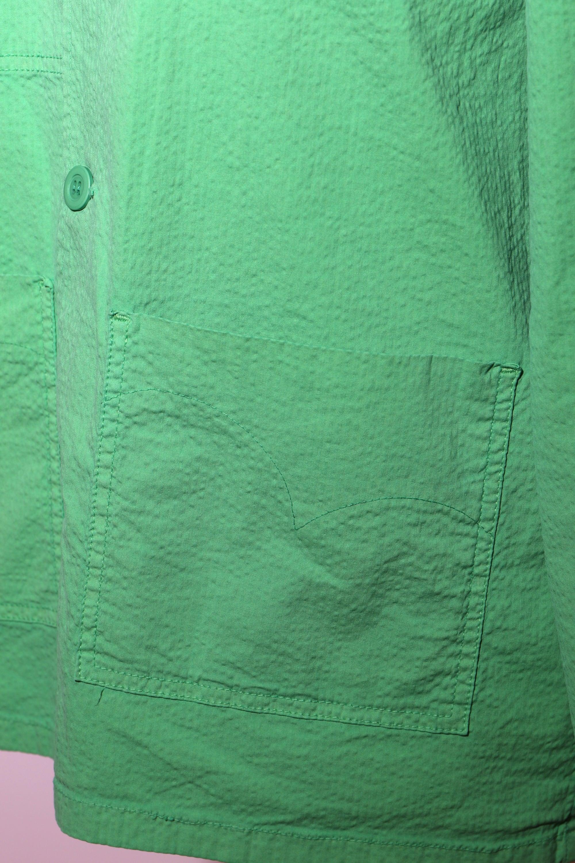 Sobrecamisa verde: bolsillo de parche y costuras, detalle de la tela