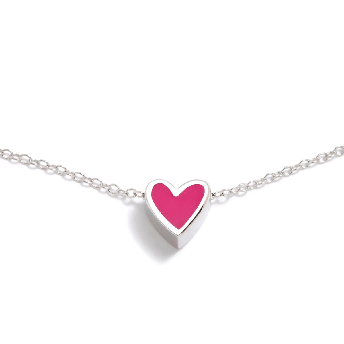 Collar con colgante de corazón fucsia en placa metálica y cadena plateada