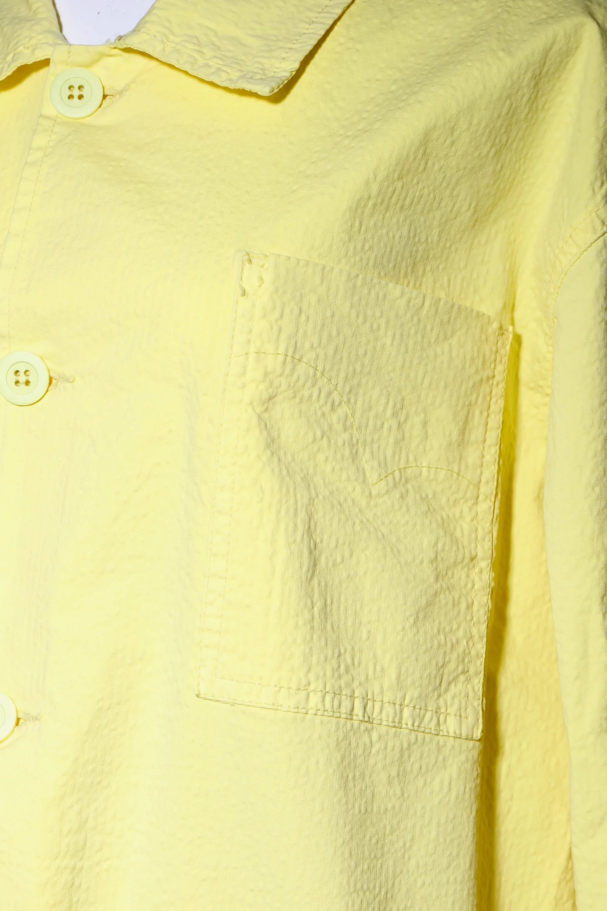 Sobrecamisa amarilla de tela lisa con botones y cuello camisero