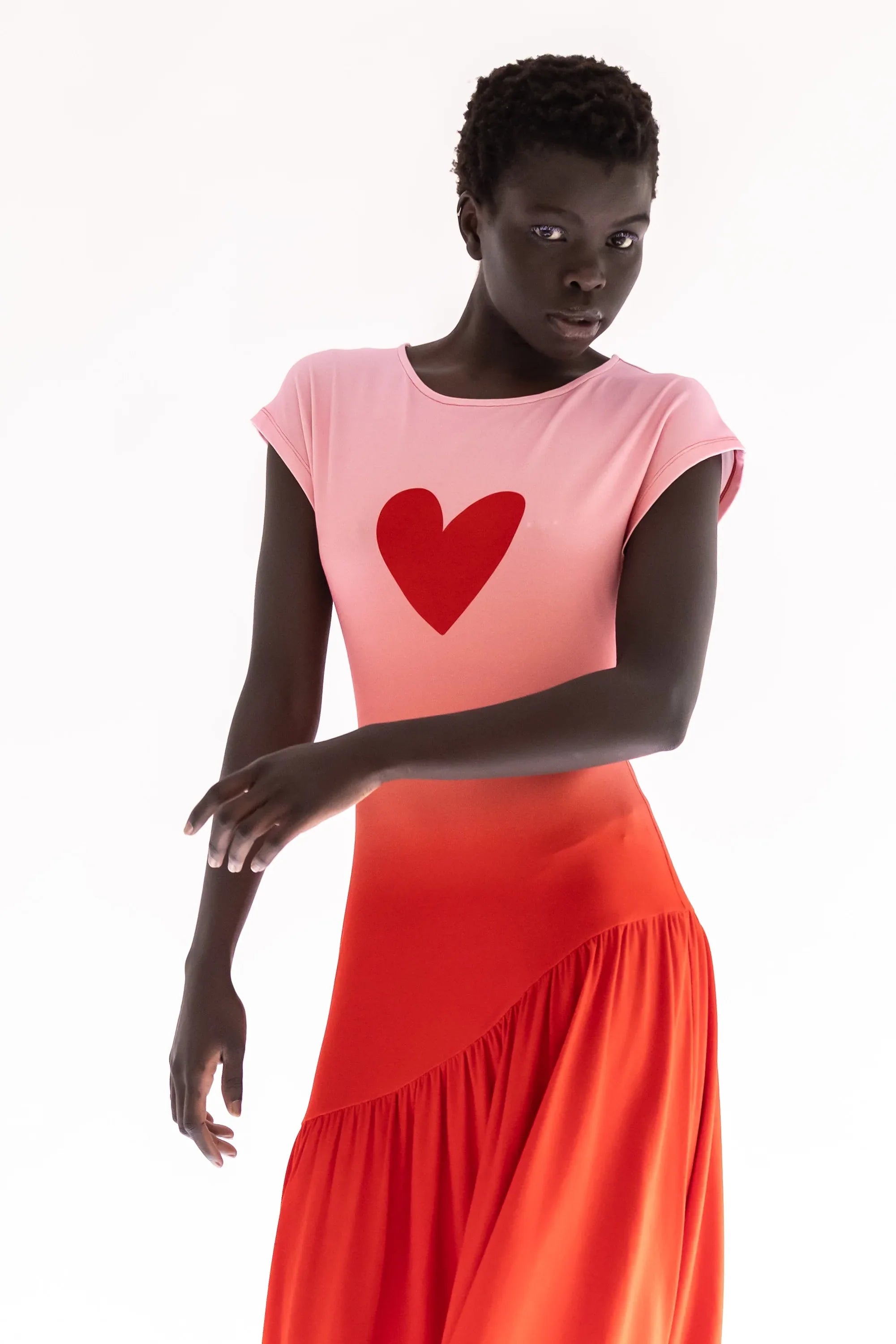 Vestido sin mangas con corazón grande y falda de volantes, tono rojo y rosa