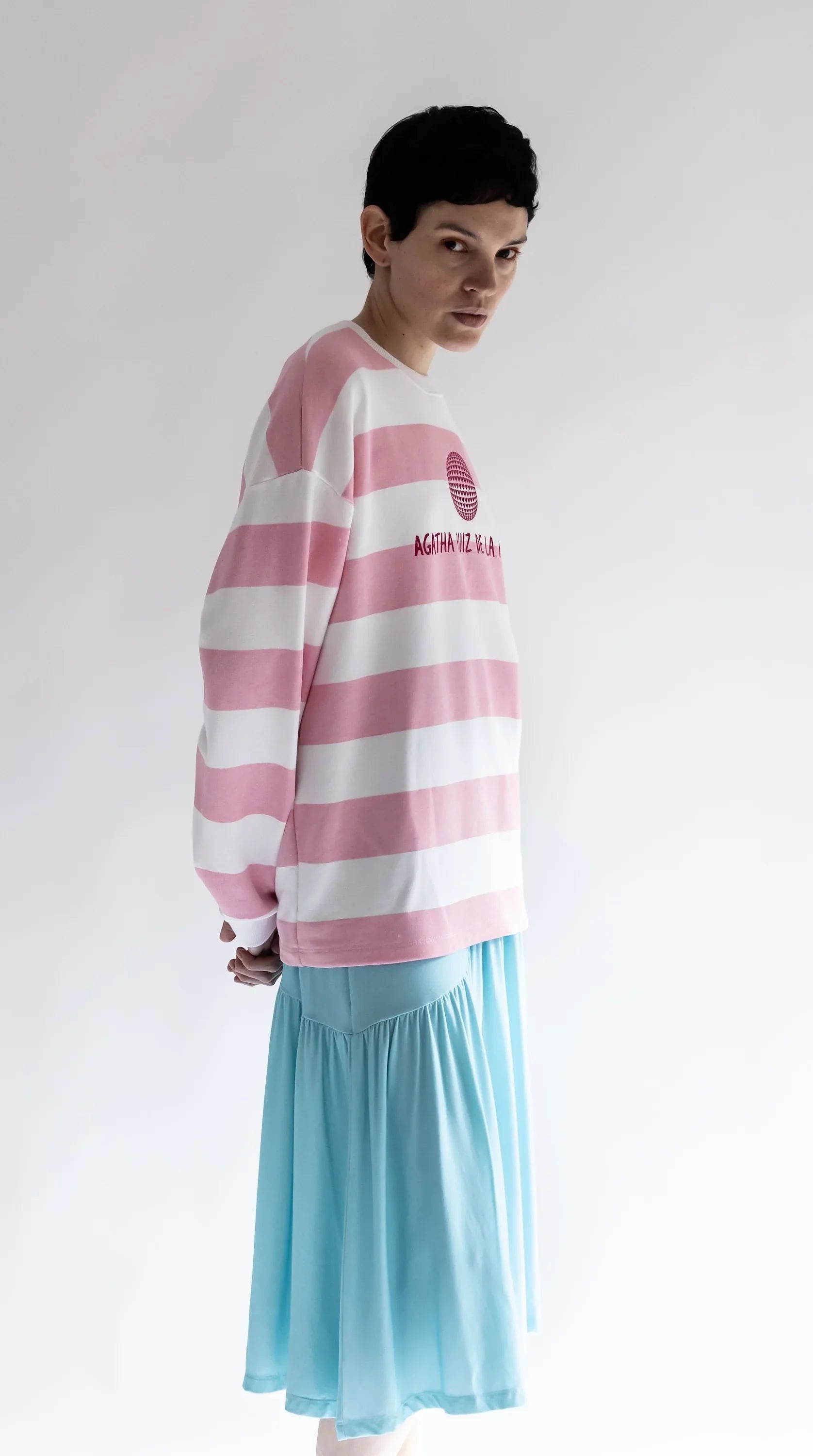 Sudadera rosa de rayas blancas vista lateral con estampado en el pecho