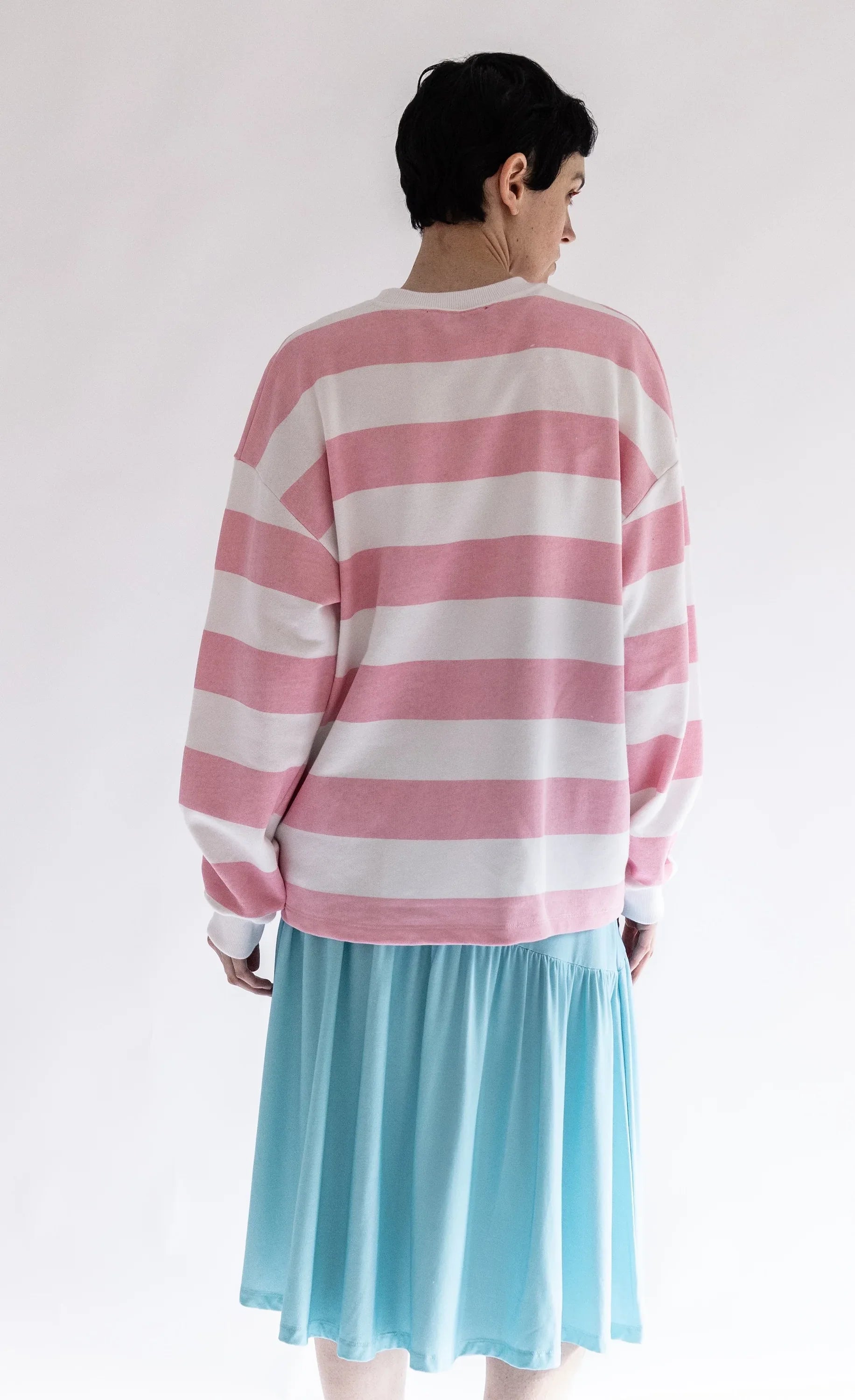 Sudadera rosa de rayas blancas por detrás, cuello redondo y mangas largas