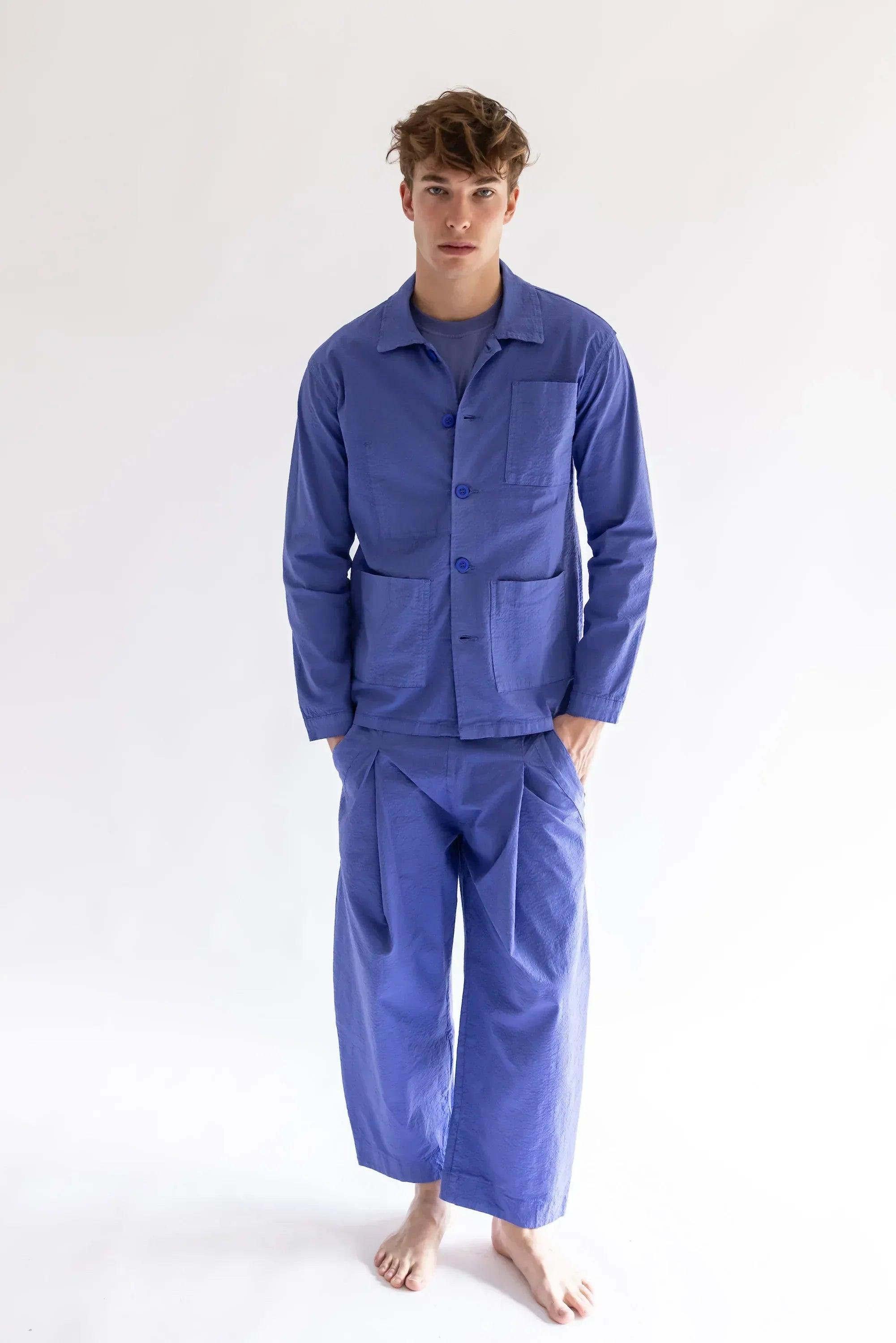 Sobrecamisa morada de botones con vista frontal y puños ajustados.