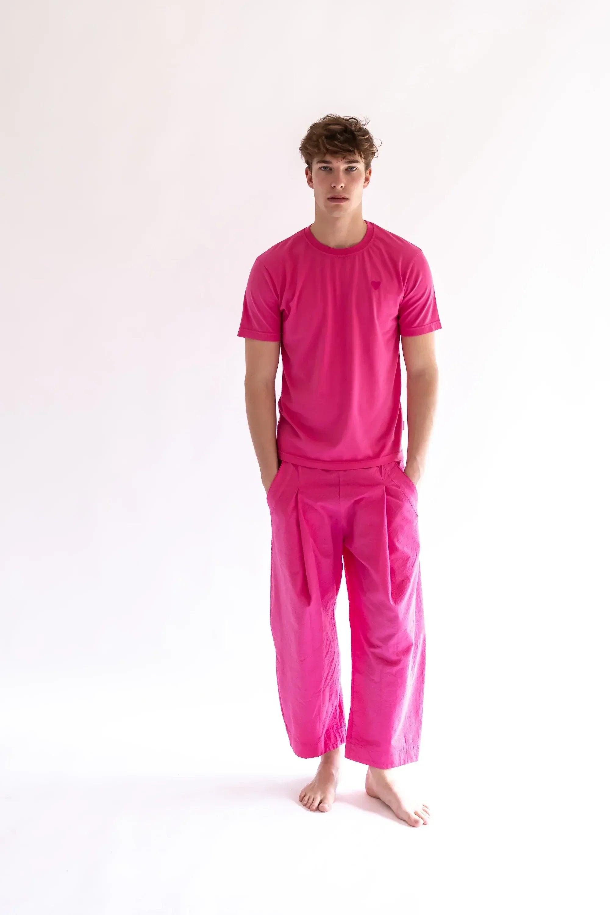 Camiseta fucsia de manga corta con corazón; modelo con pantalón a juego