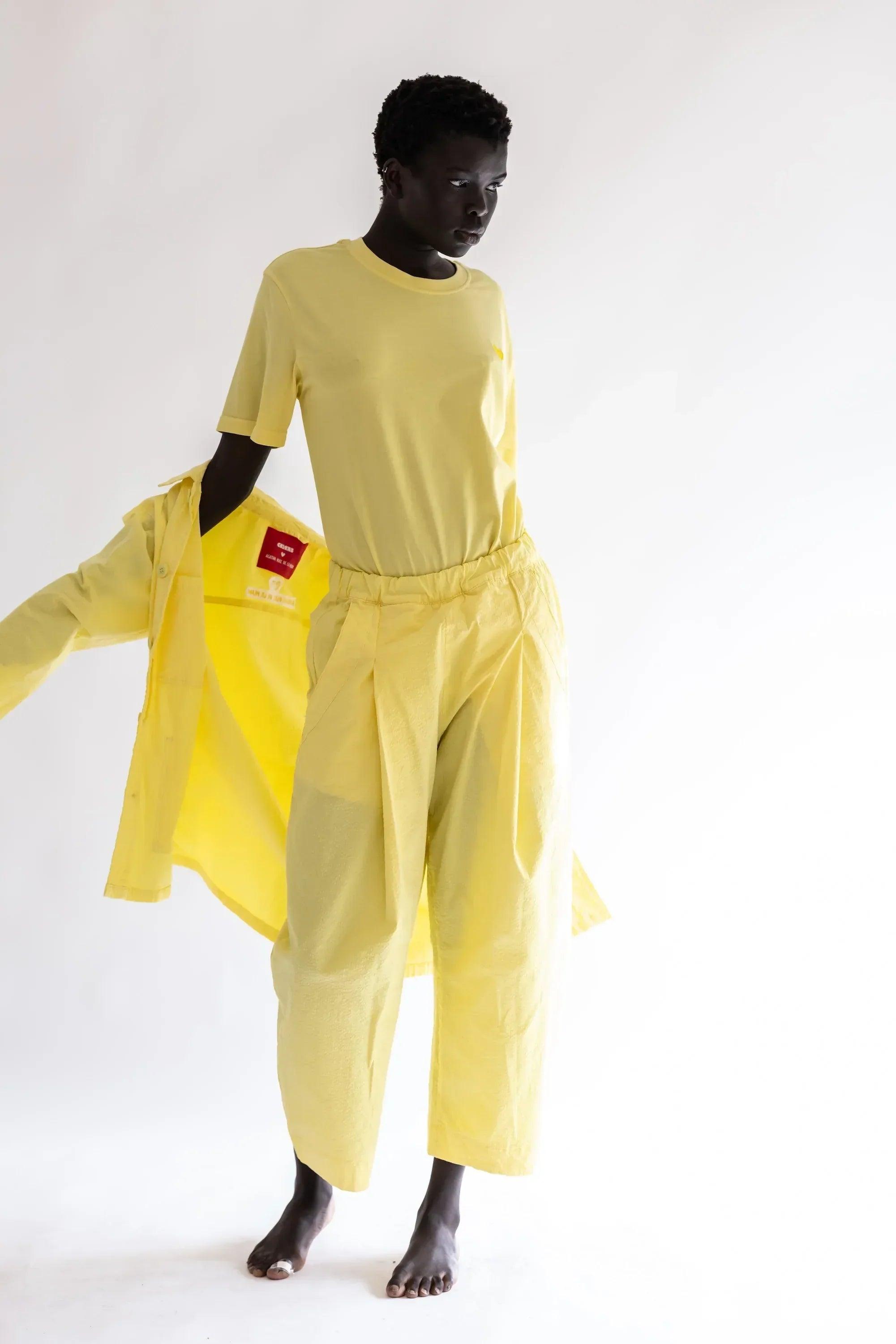 Pantalón amarillo con pierna ancha y pliegues en la cintura, caída suelta