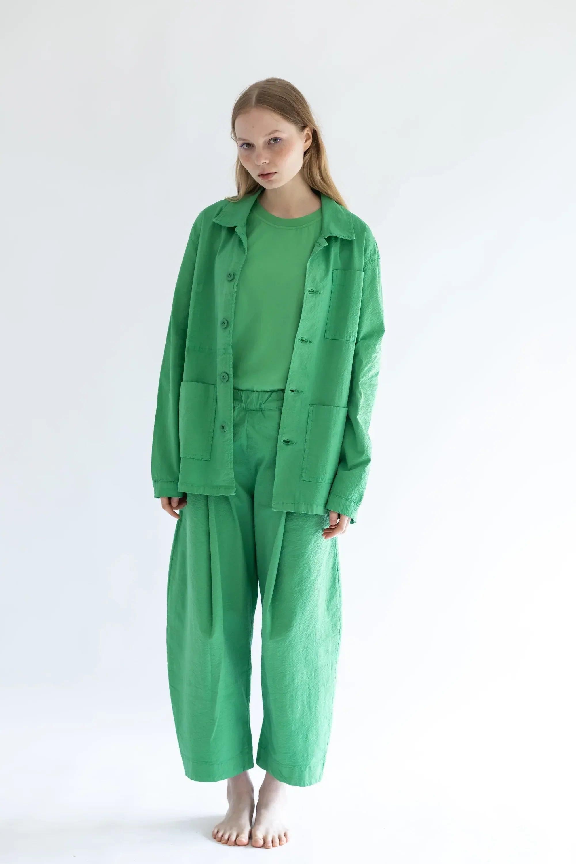 Sobrecamisa verde con botones y bolsillos, modelo con conjunto a juego