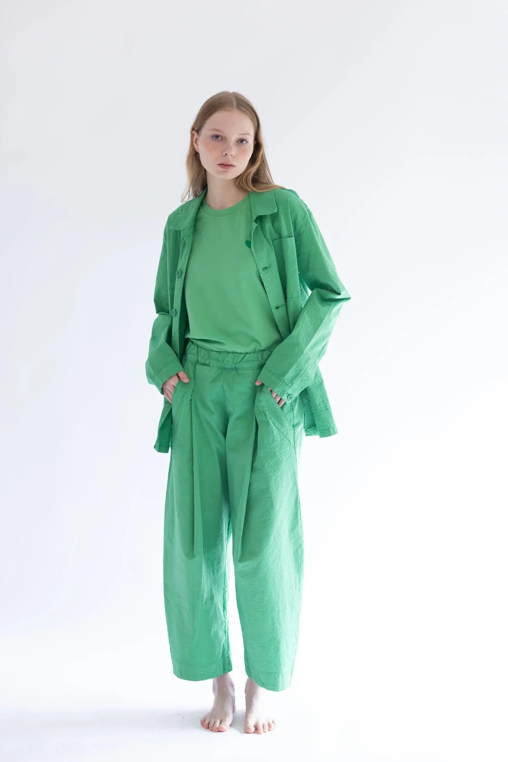 Sobrecamisa verde con cuello camisero y botones, vista frontal en modelo