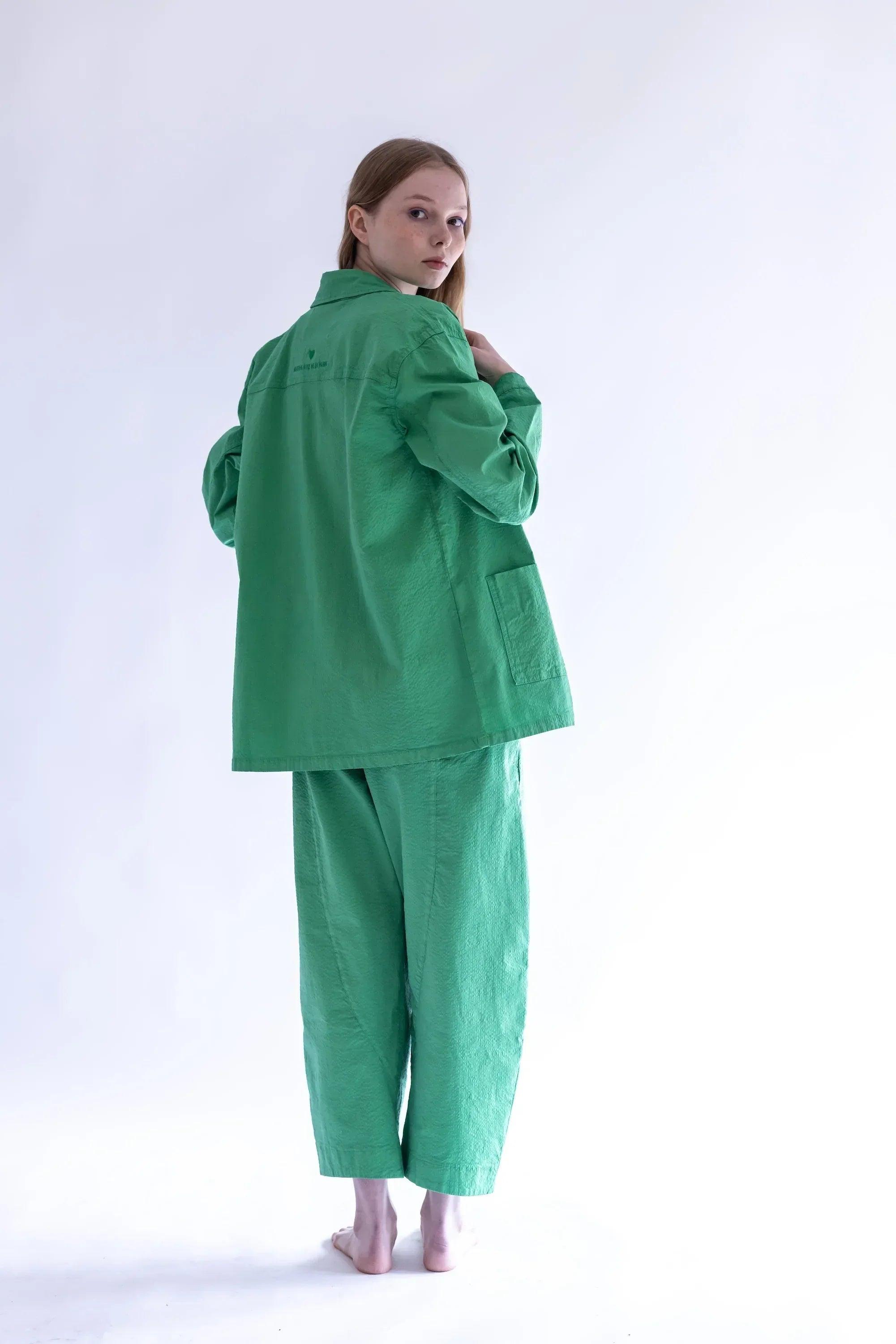Sobrecamisa verde con botones y diseño holgado, vista trasera