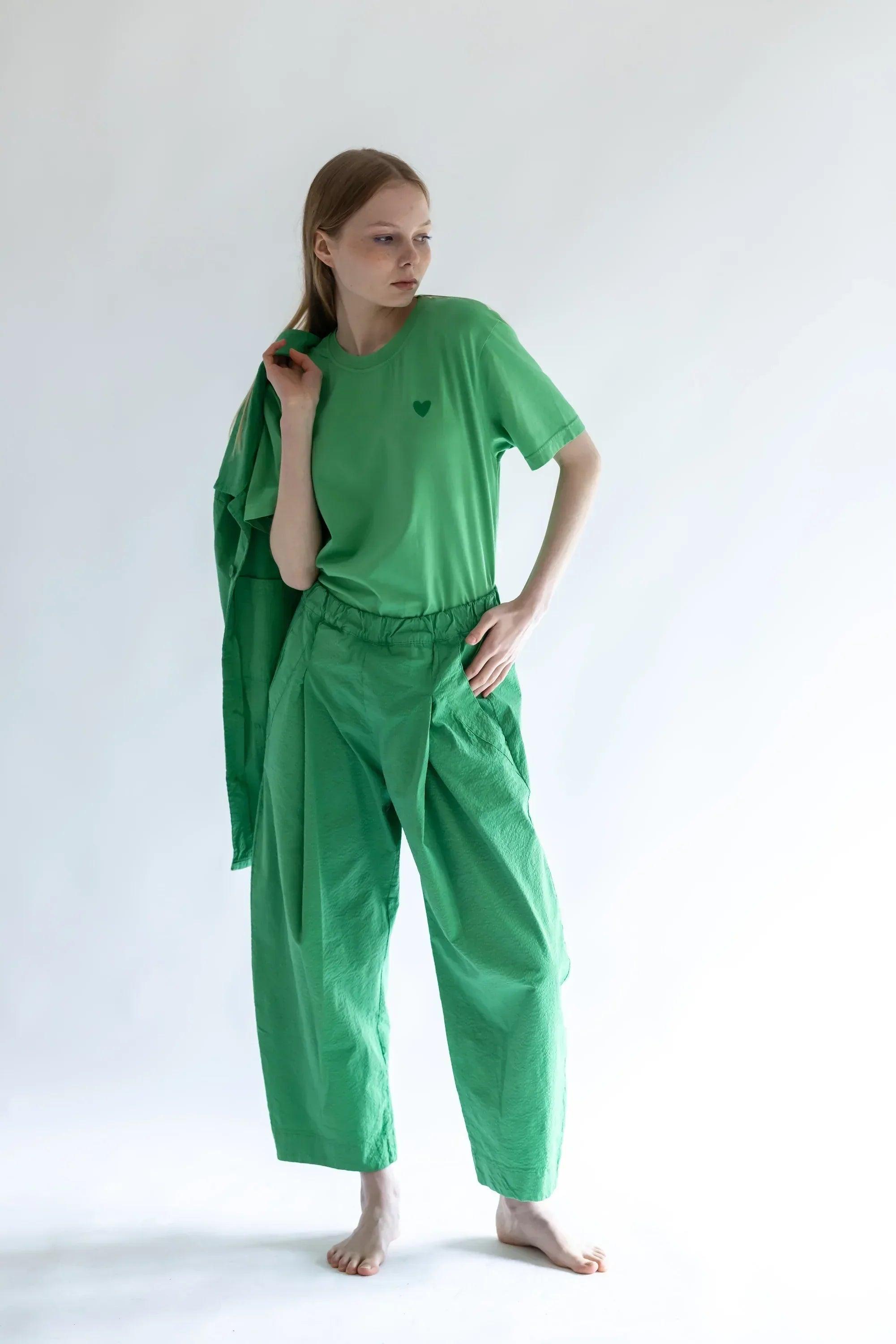 Pantalón verde con cintura elástica y pierna holgada, largo hasta el tobillo
