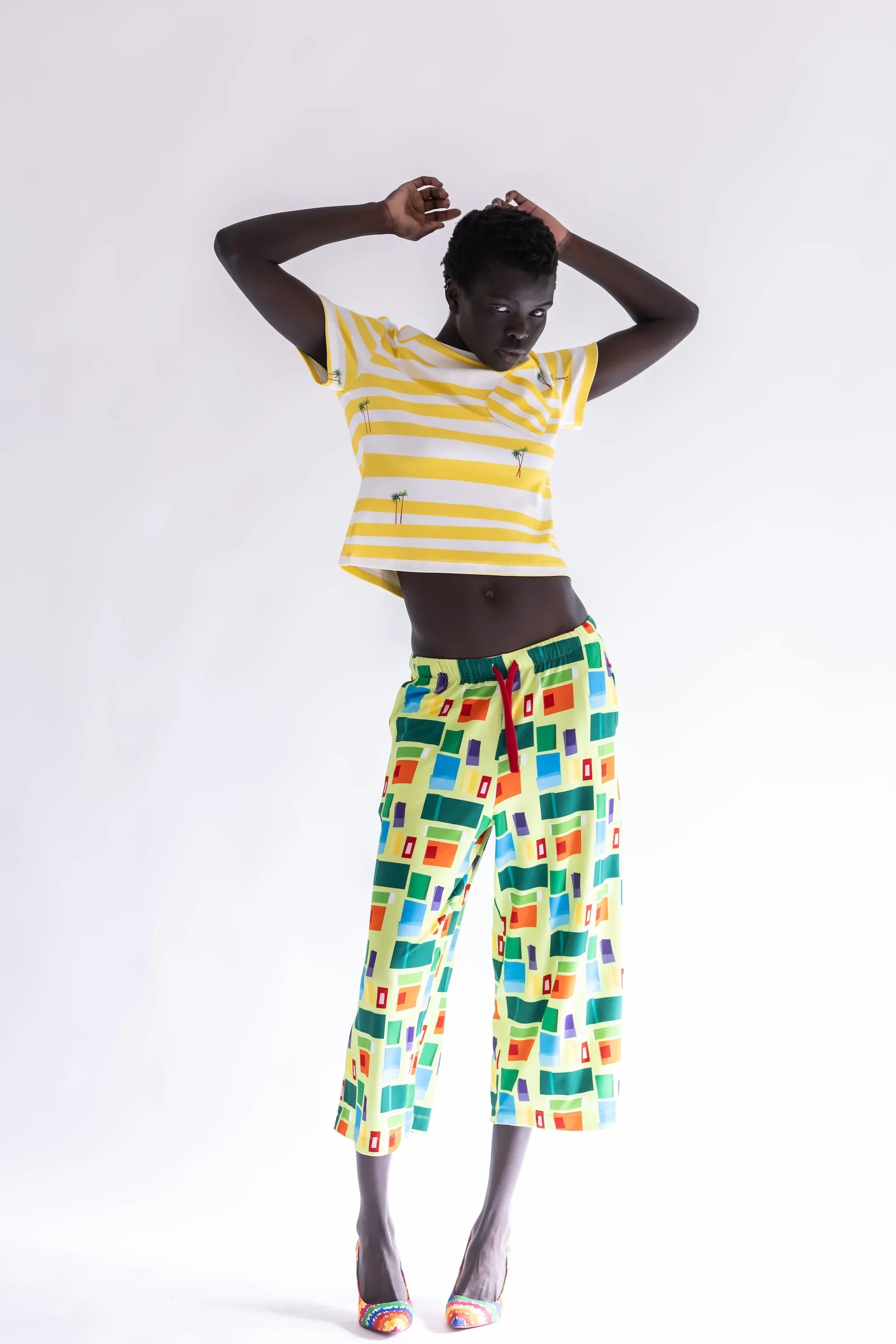 Pantalón largo estampado multicolor con cuadros, con pretina elástica visible.