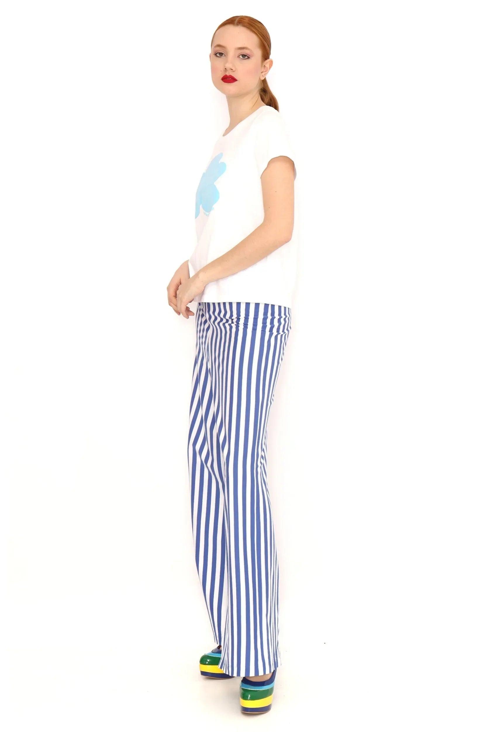 Camiseta blanca de manga corta con cuello redondo y nube azul, vista lateral
