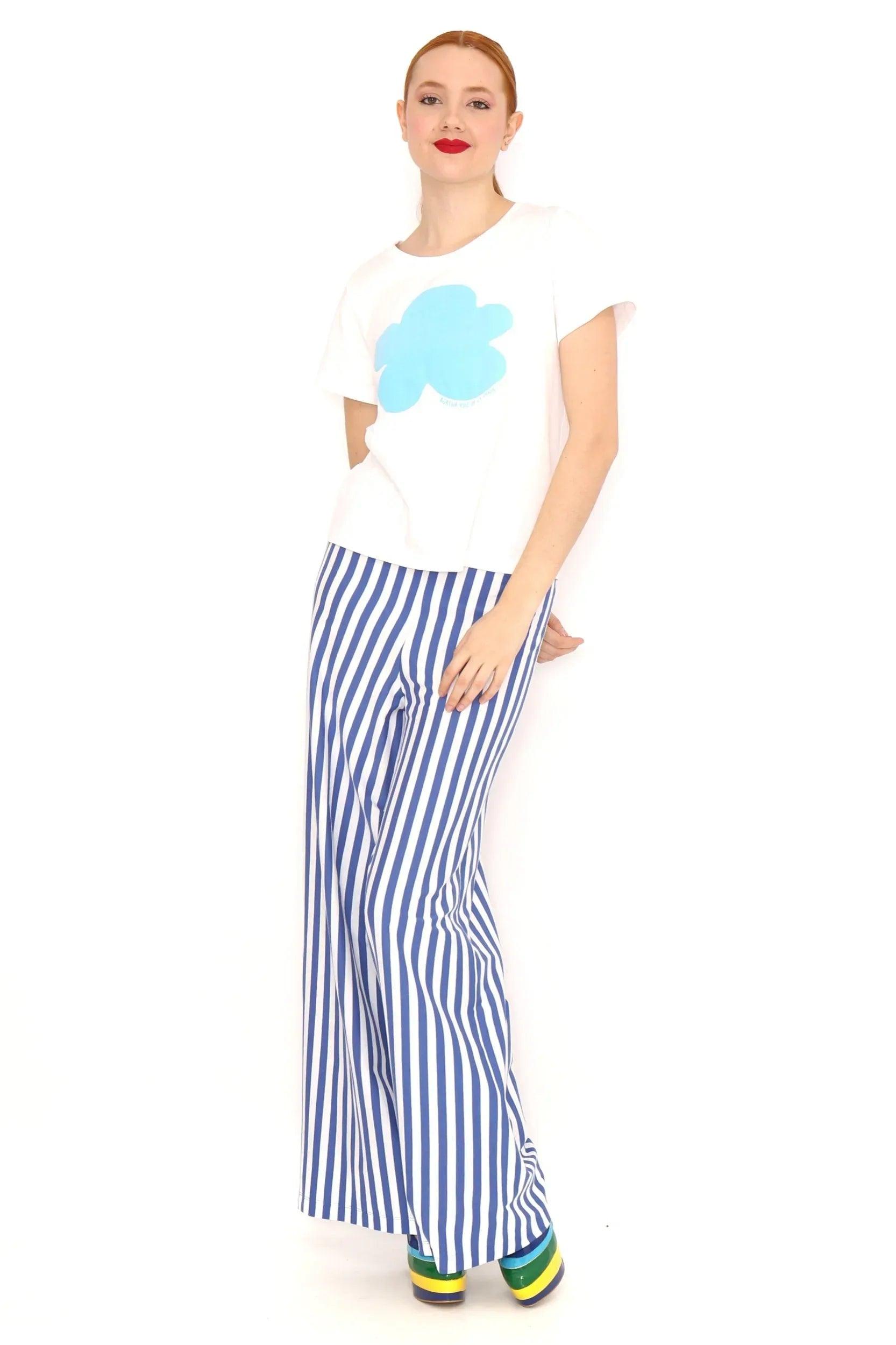 Camiseta blanca de manga corta con estampado de nube azul, vista en diagonal
