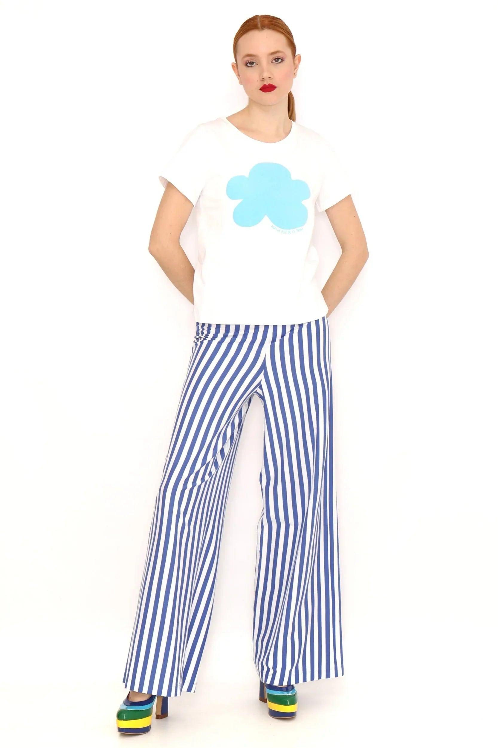 Camiseta blanca de manga corta con cuello redondo y nube azul centrada