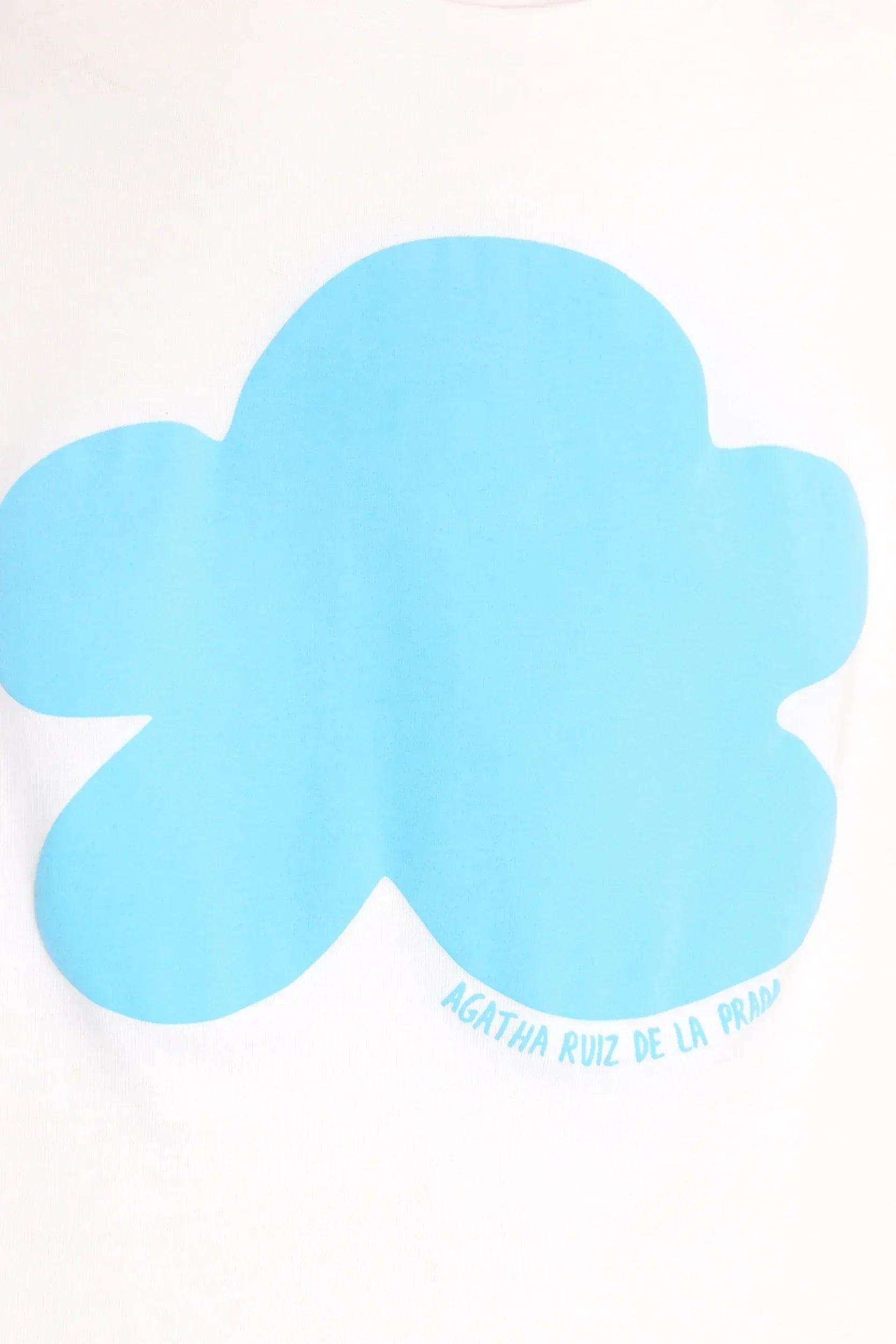 Estampado de nube azul en camiseta blanca con texto “AGATHA RUIZ DE LA PRADA”