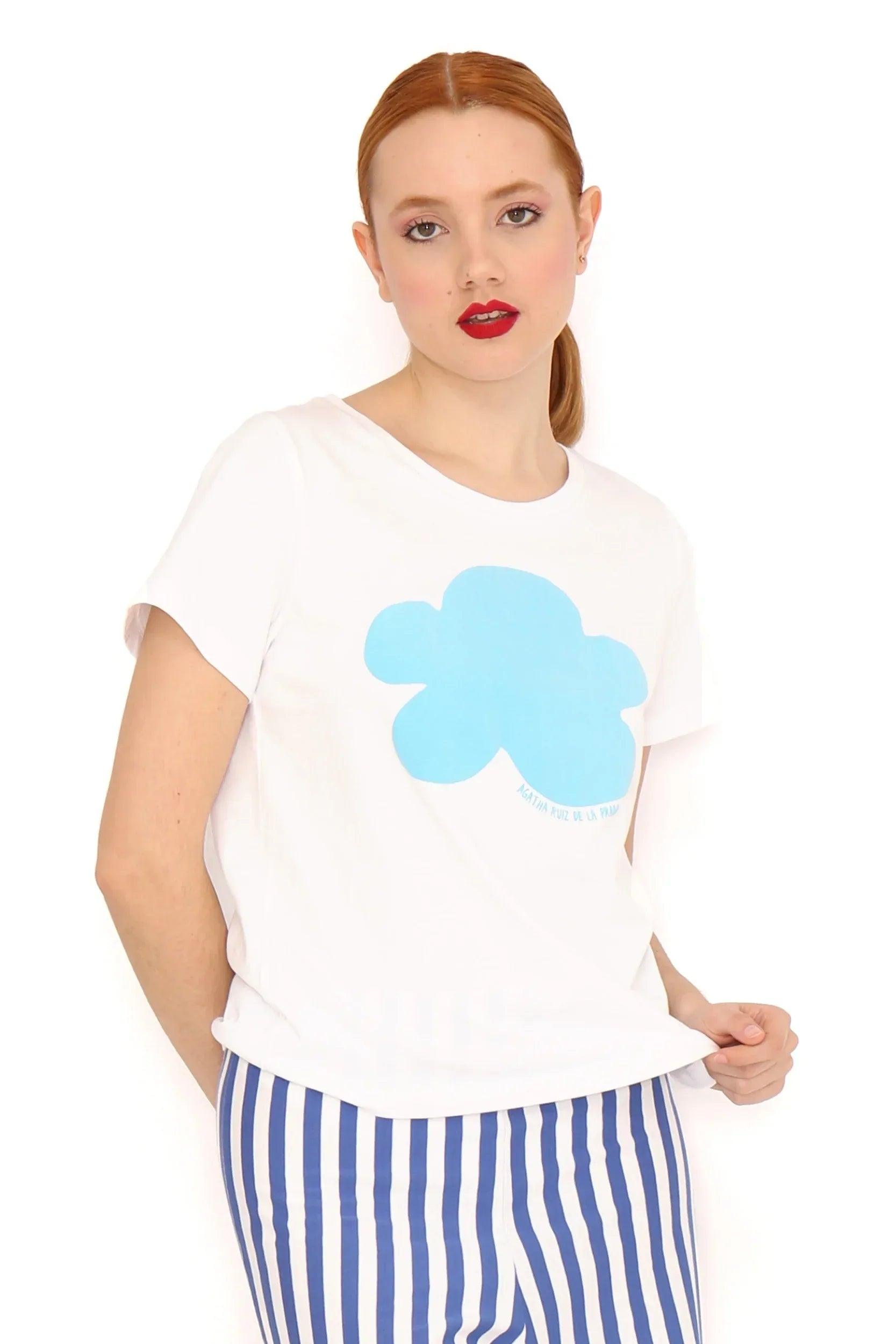 Camiseta blanca de manga corta con cuello redondo y estampado de nube azul