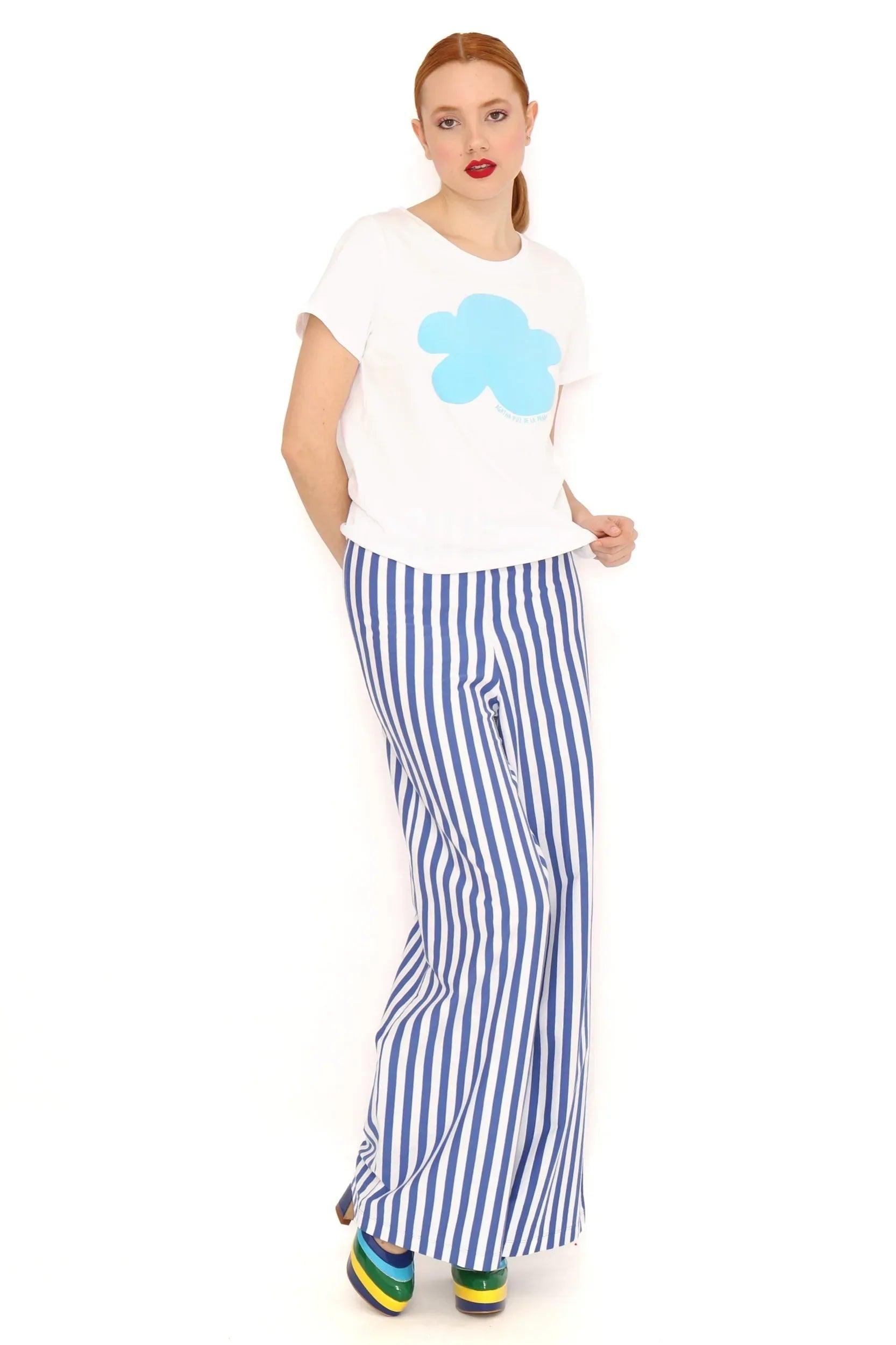 Camiseta blanca de manga corta con cuello redondo y nube azul, cuerpo completo