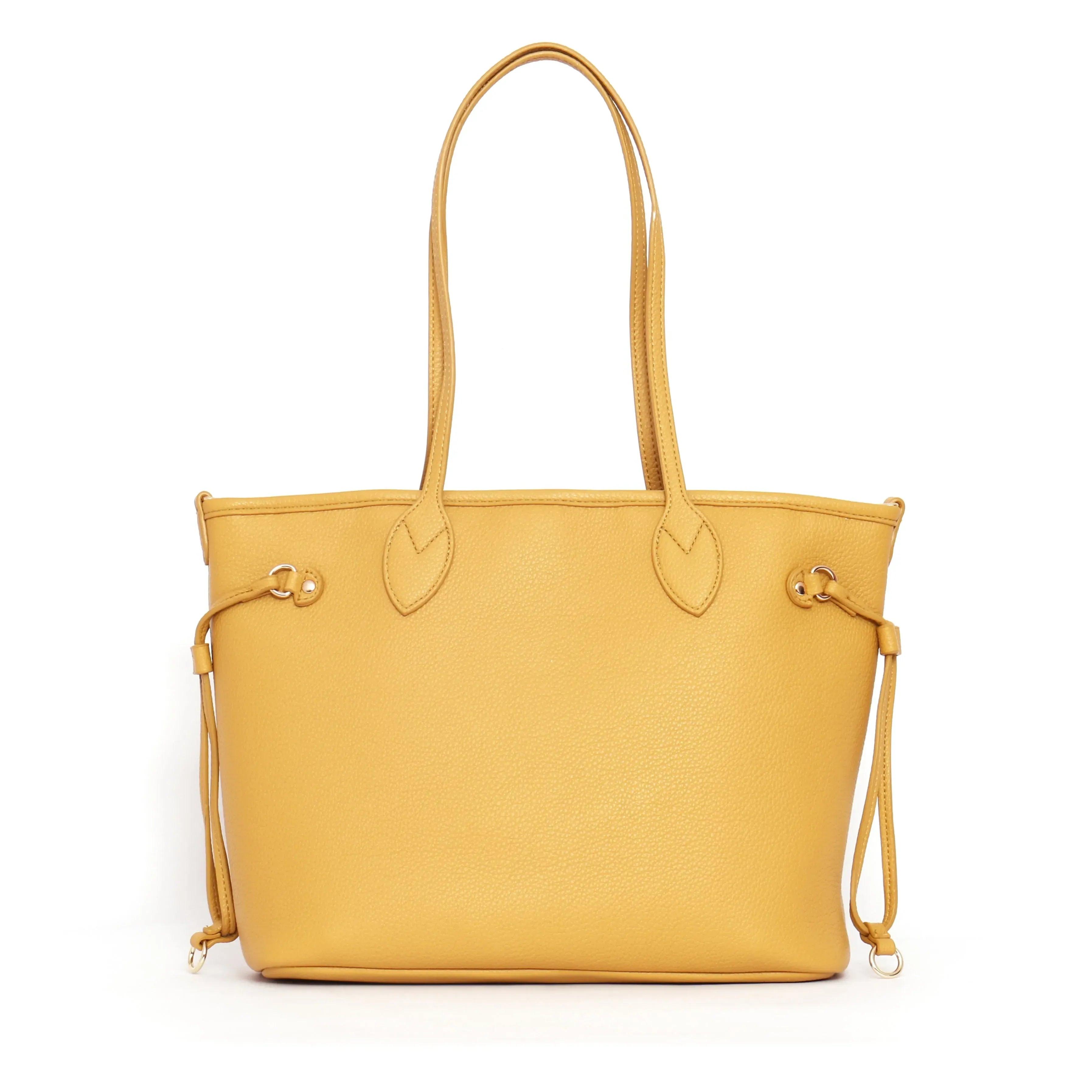 Bolso shopper reversible mostaza con asa doble y herrajes metálicos decorativos