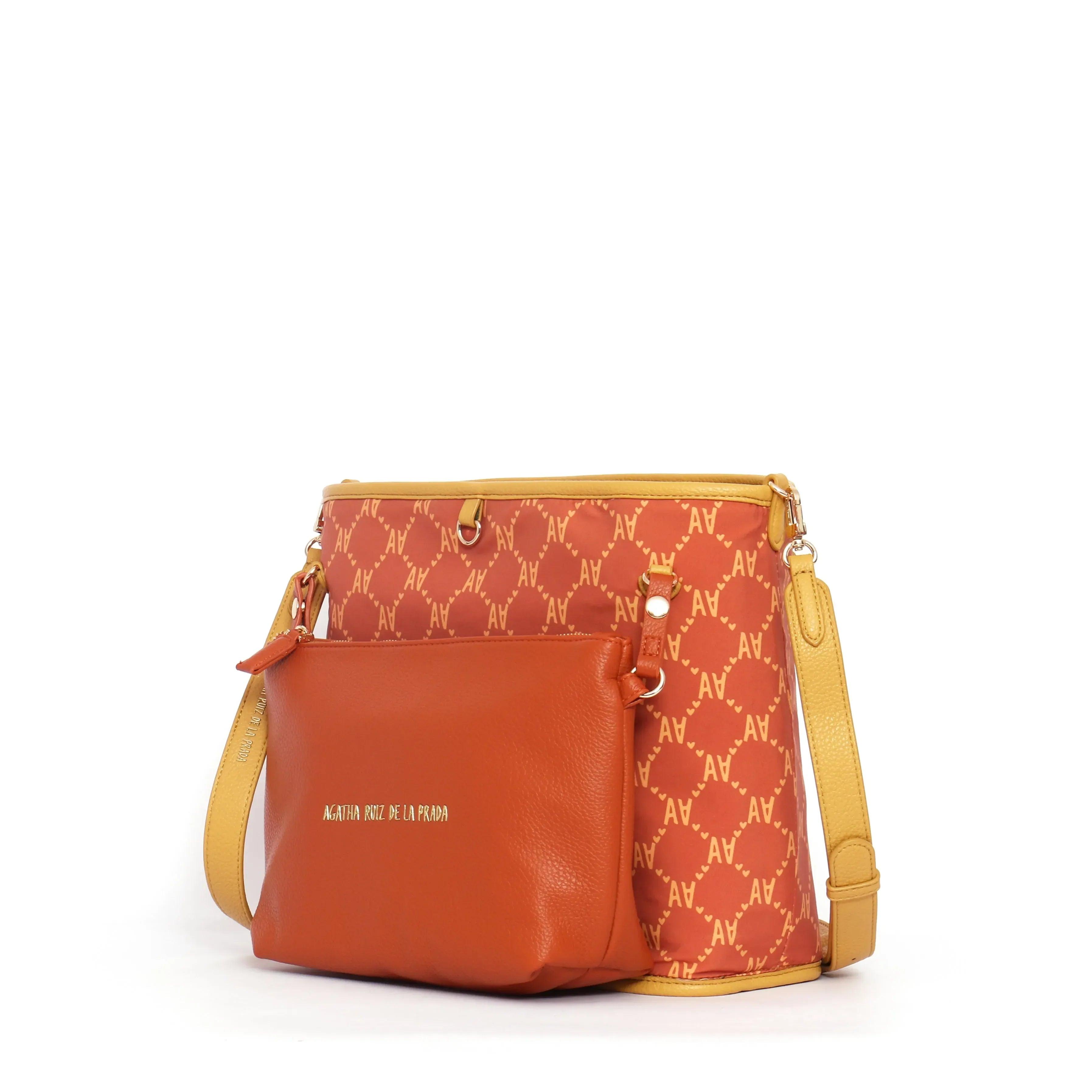 Bolso bandolera reversible con bolsillo frontal naranja y tejido rojo con monograma