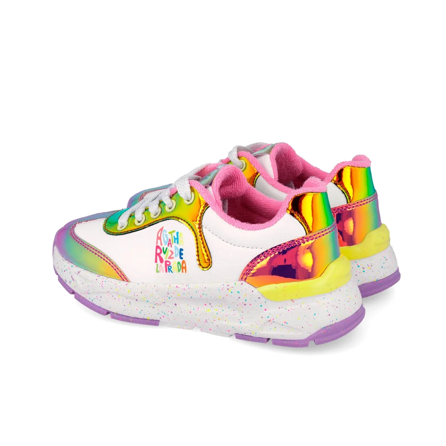Zapatillas blancas con suela morada, empeine multicolor y cordones blancos