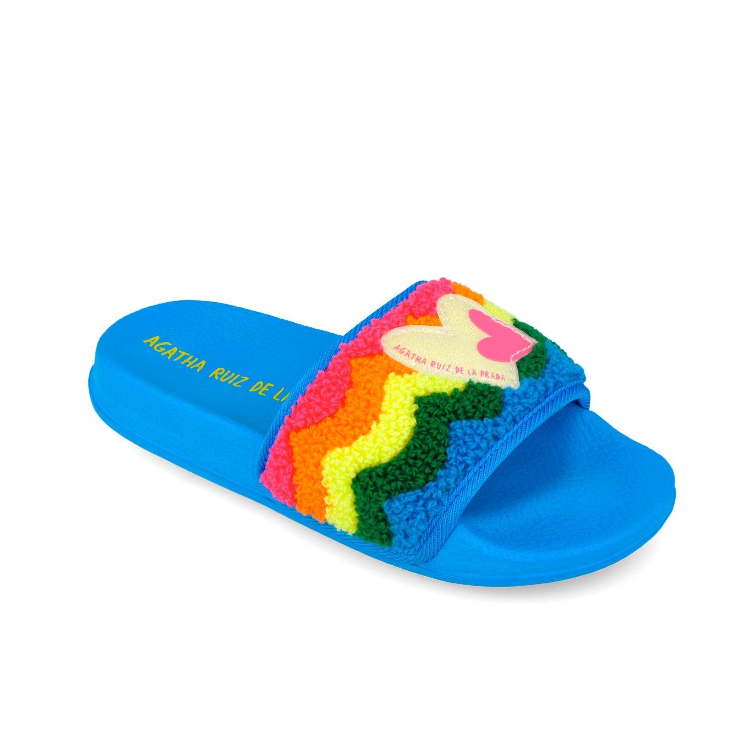 Chanclas de toalla azul con toalla multicolor y adorno tipo corazón en la tira