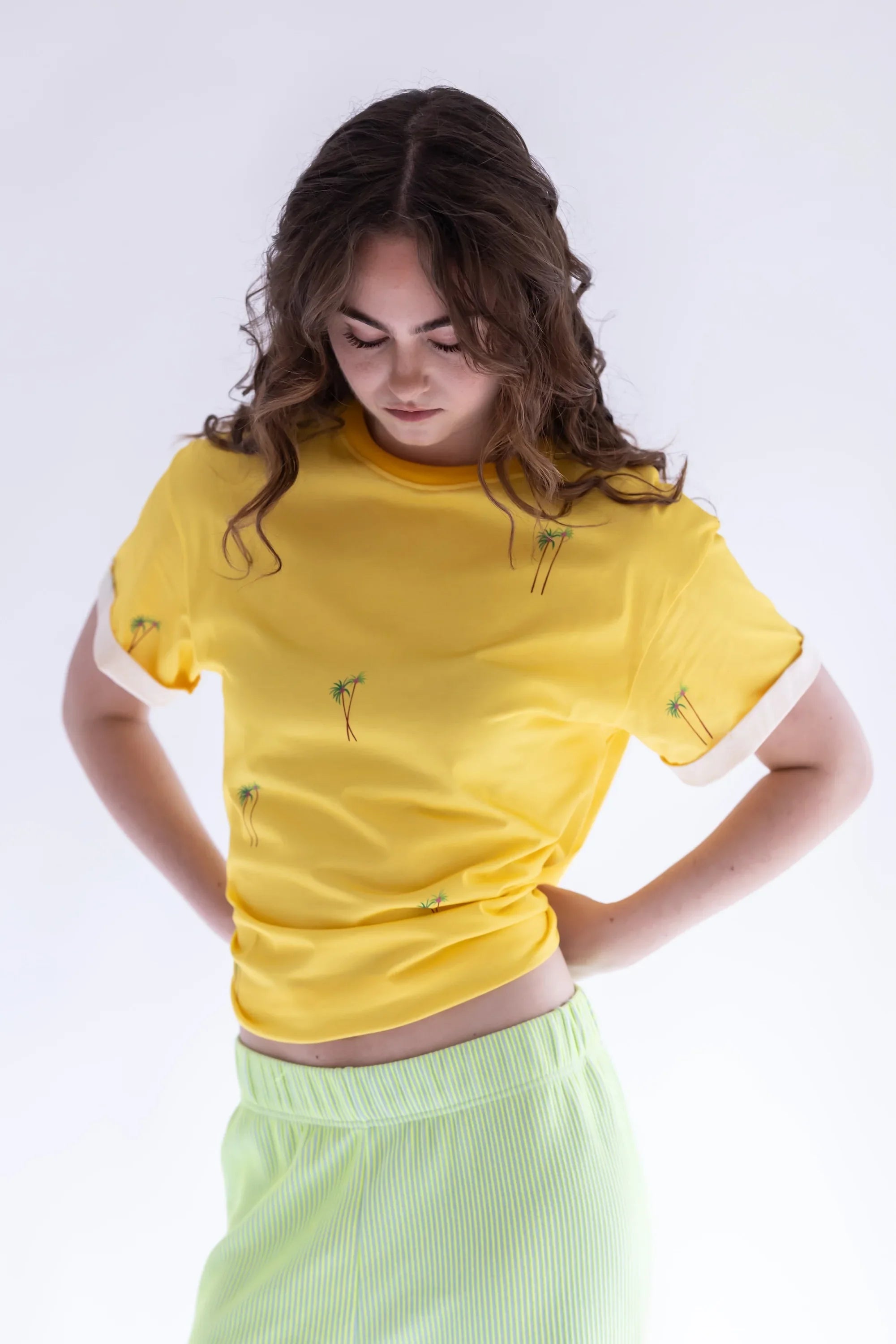 CAMISETA AMARILLA PALMERAS