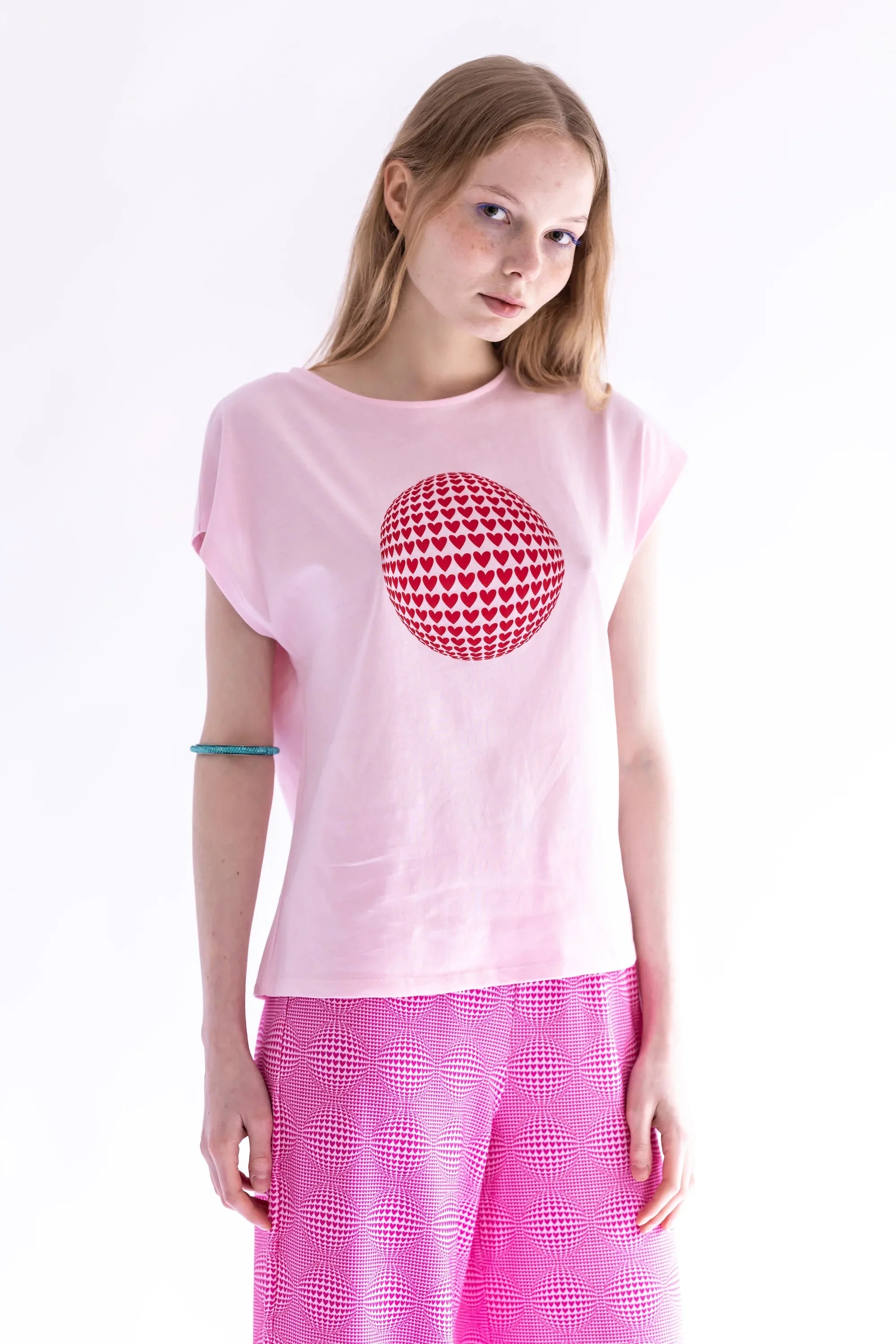 CAMISETA ROSA BOLA CORAZONES