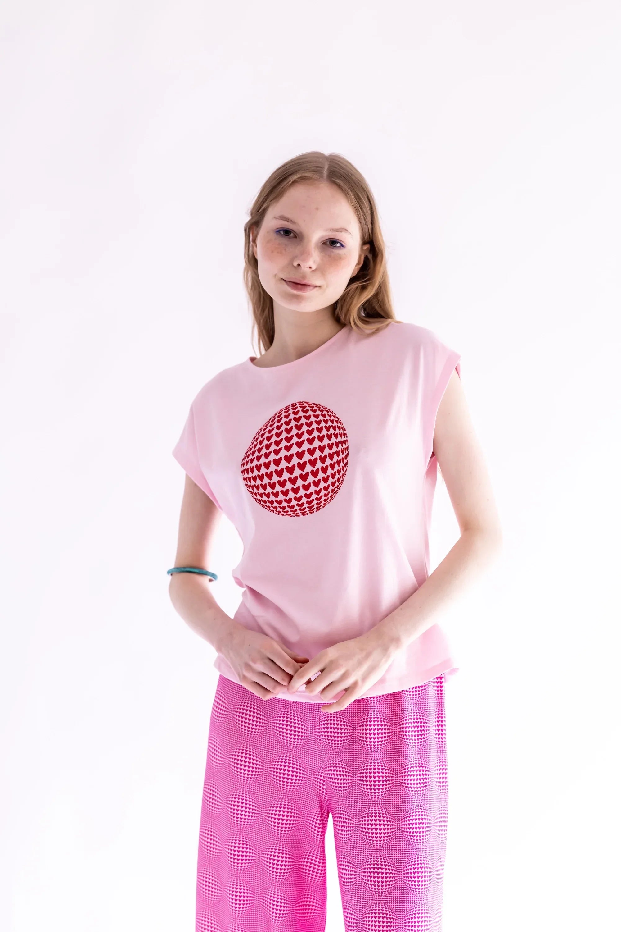 CAMISETA ROSA BOLA CORAZONES