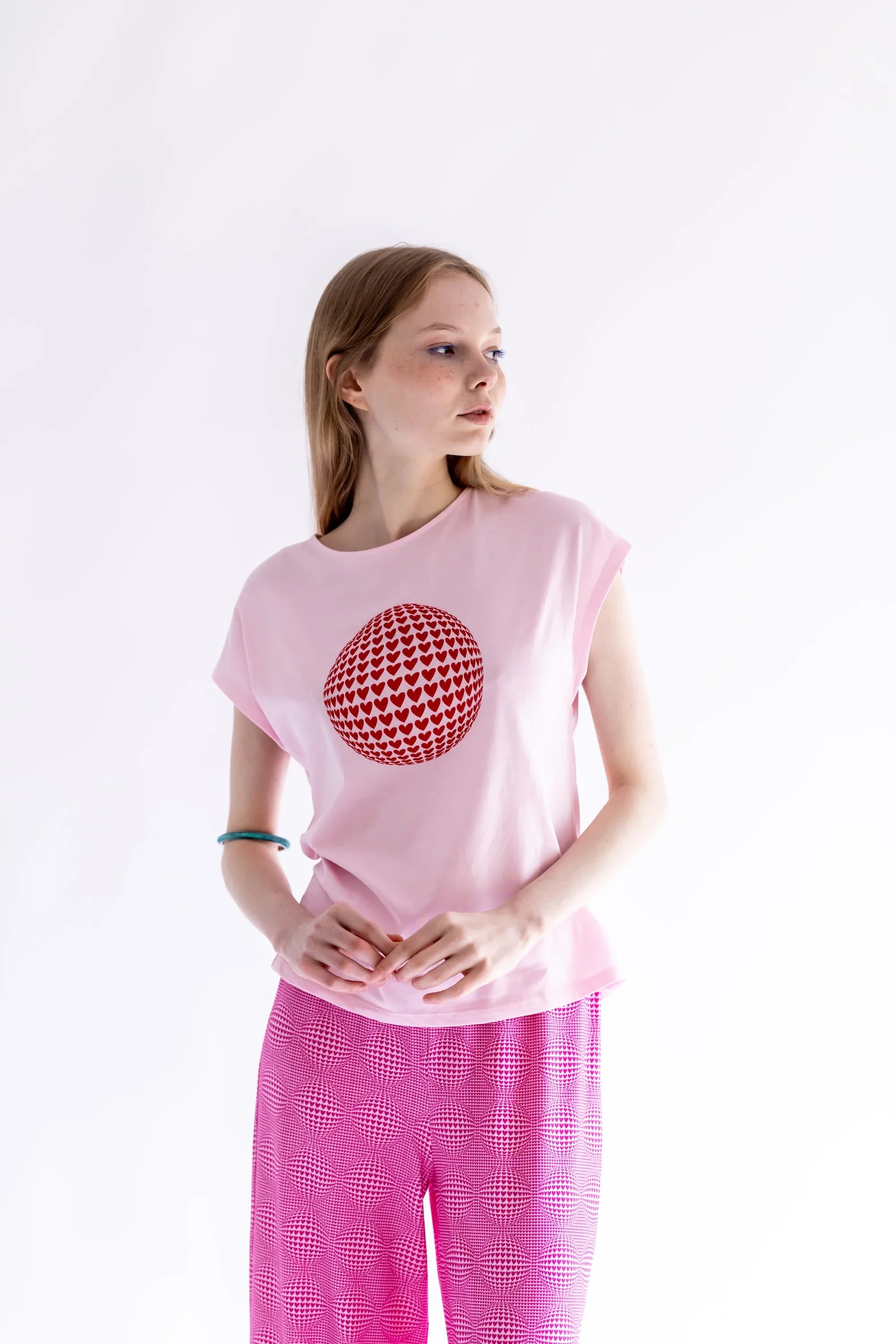 CAMISETA ROSA BOLA CORAZONES