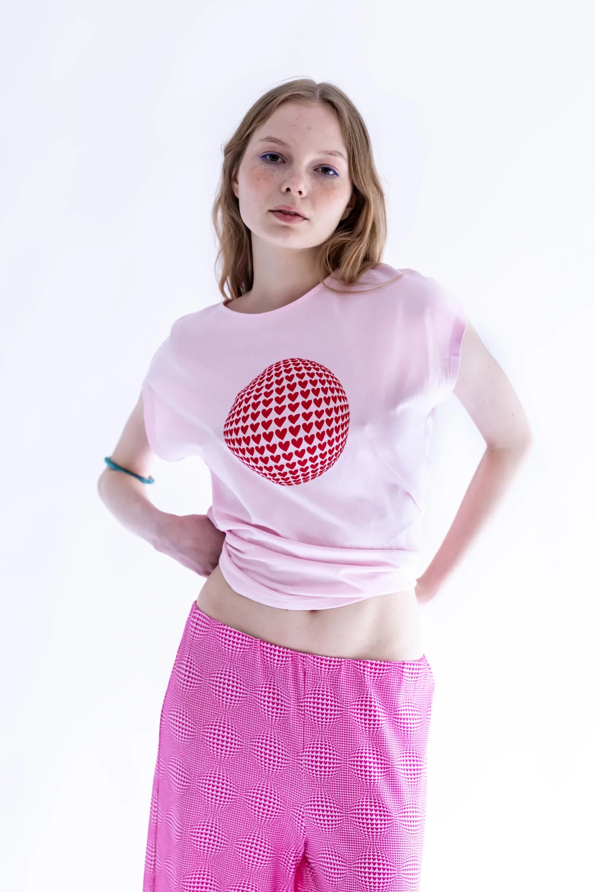 CAMISETA ROSA BOLA CORAZONES