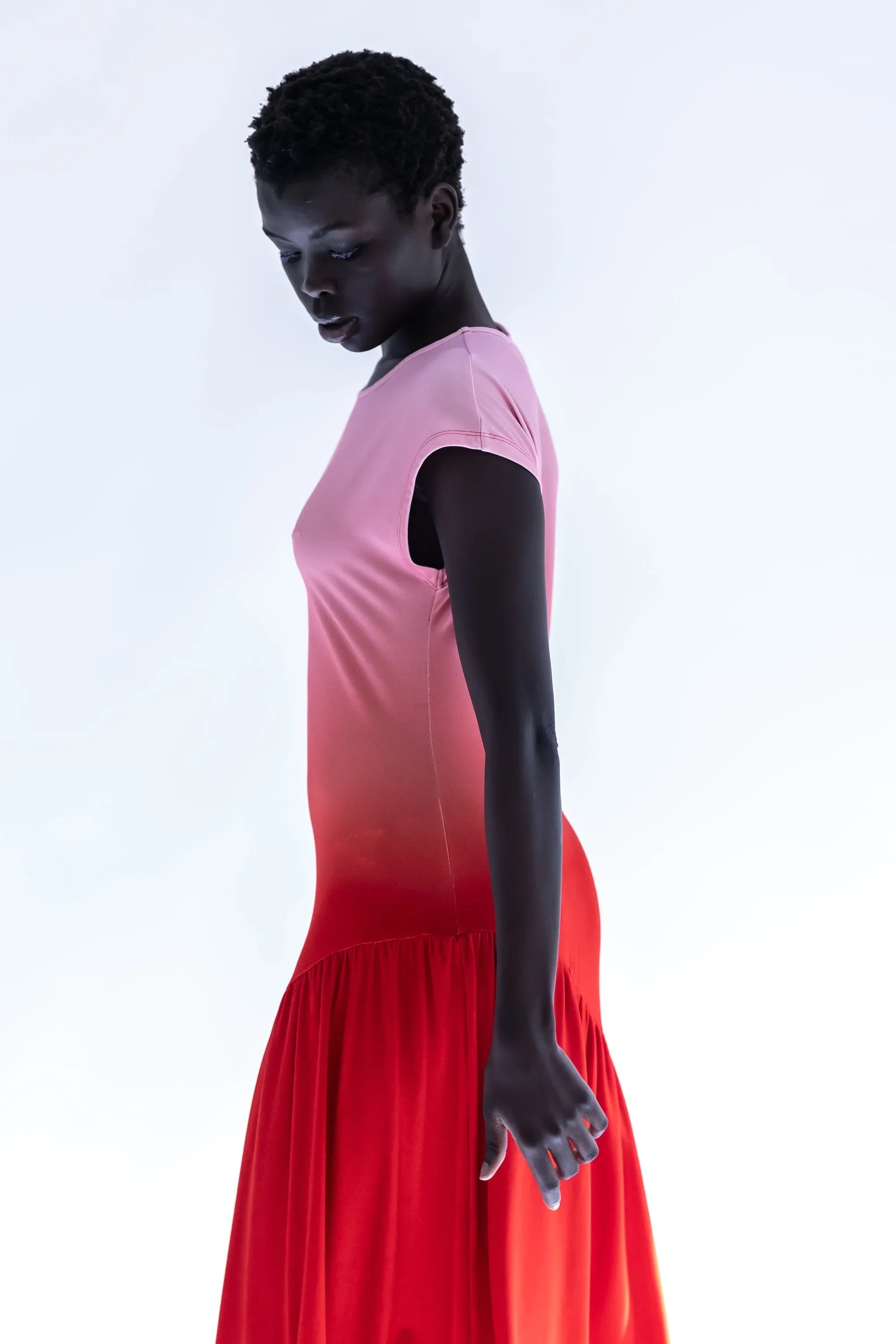 Vestido de color rojo con falda de volantes y corte sin mangas