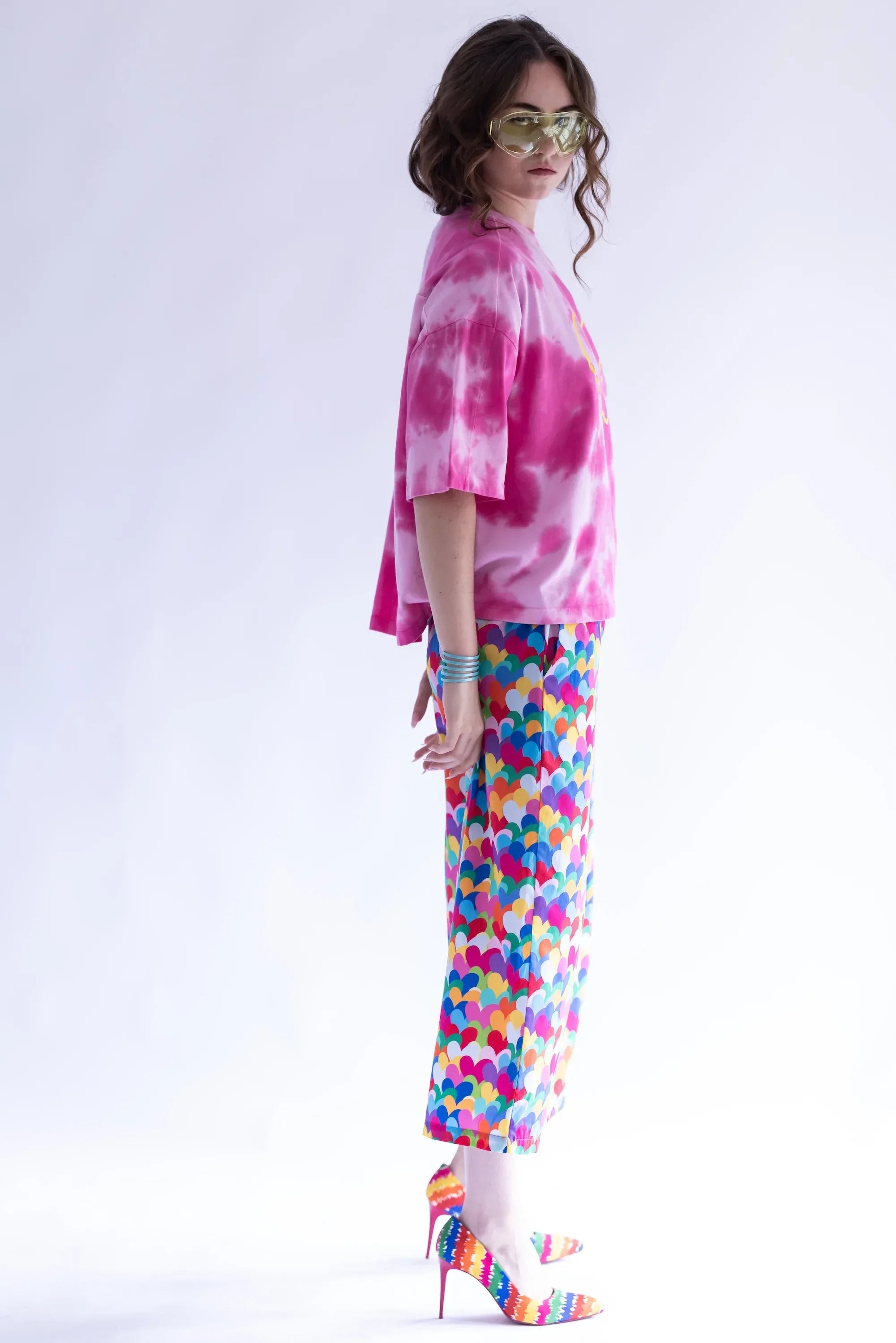 Camiseta rosa con estampado batik y manga corta, vista de perfil