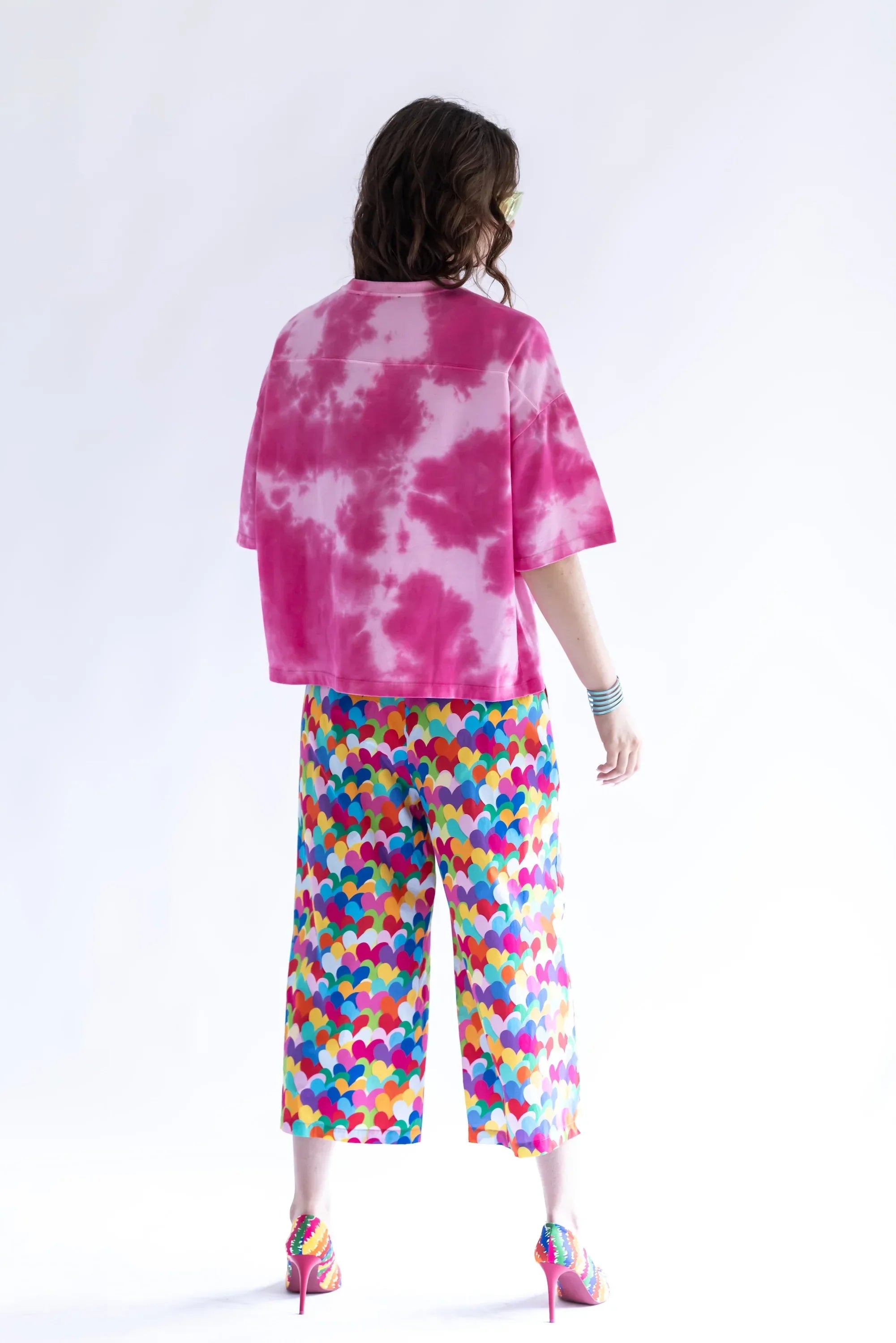 Camiseta rosa con estampado batik, vista trasera