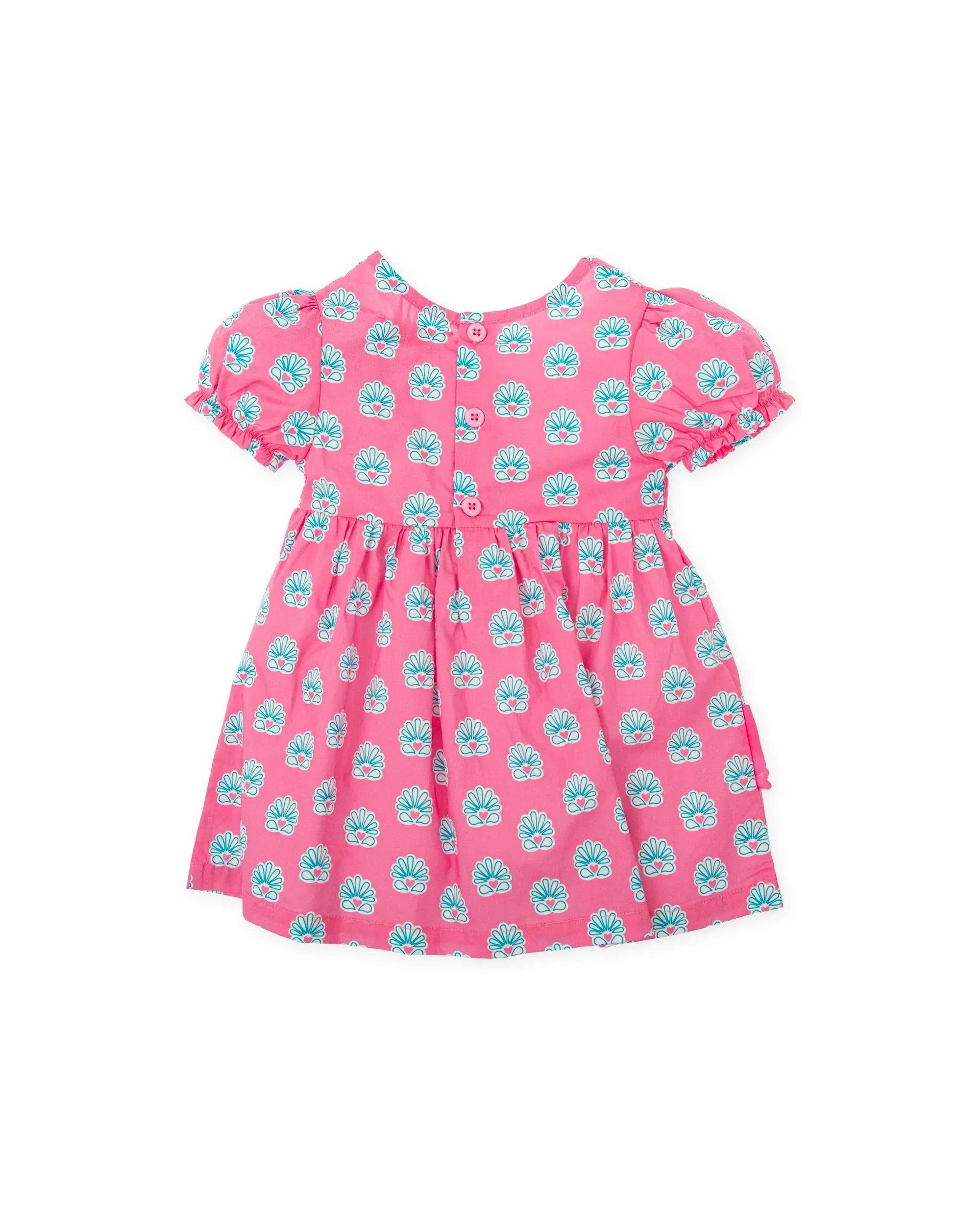 Vestido fucsia de popelín con estampado turquesa, cuello redondo y falda fruncida