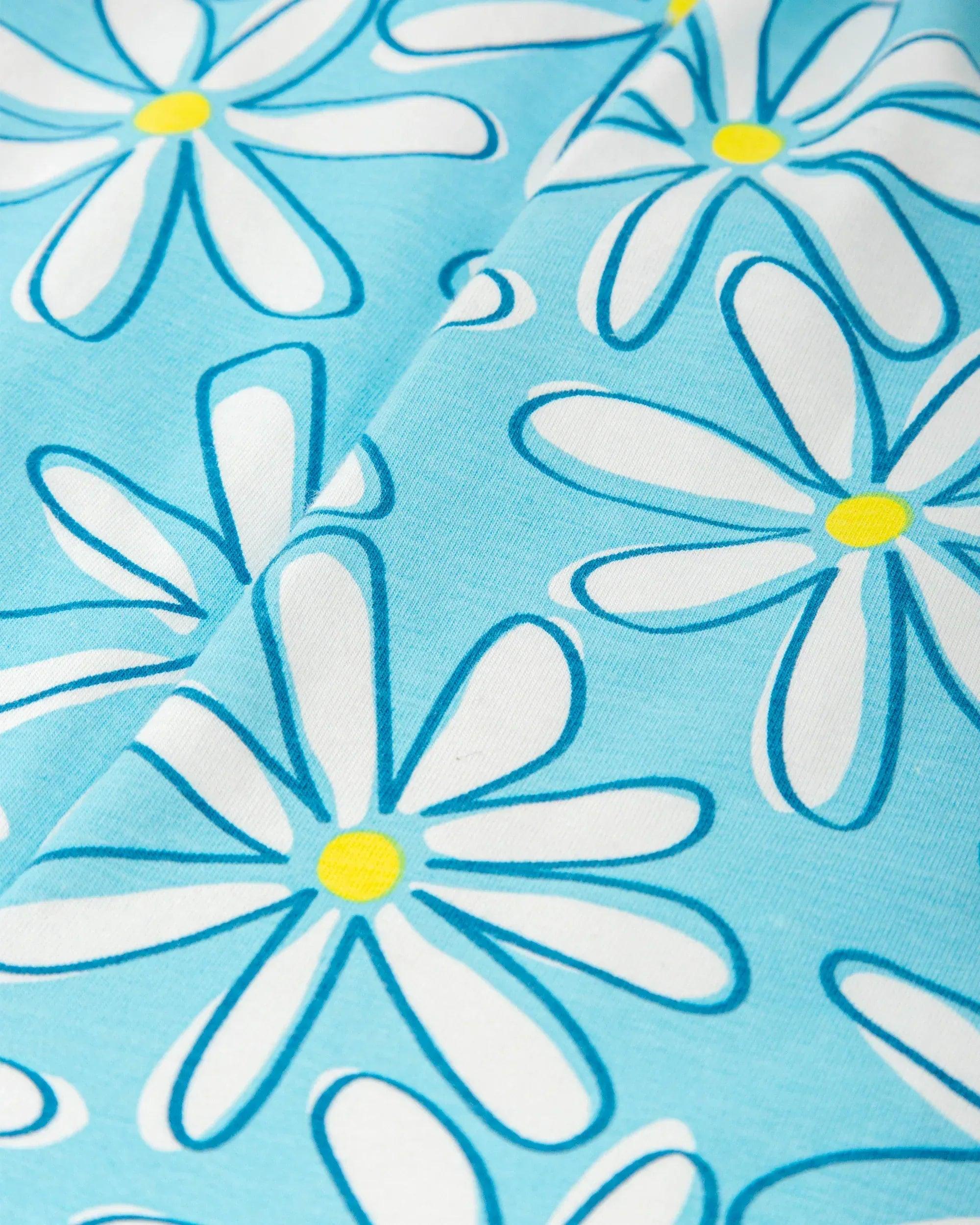 Tela azul con estampado de flores margarita blancas y centros amarillos