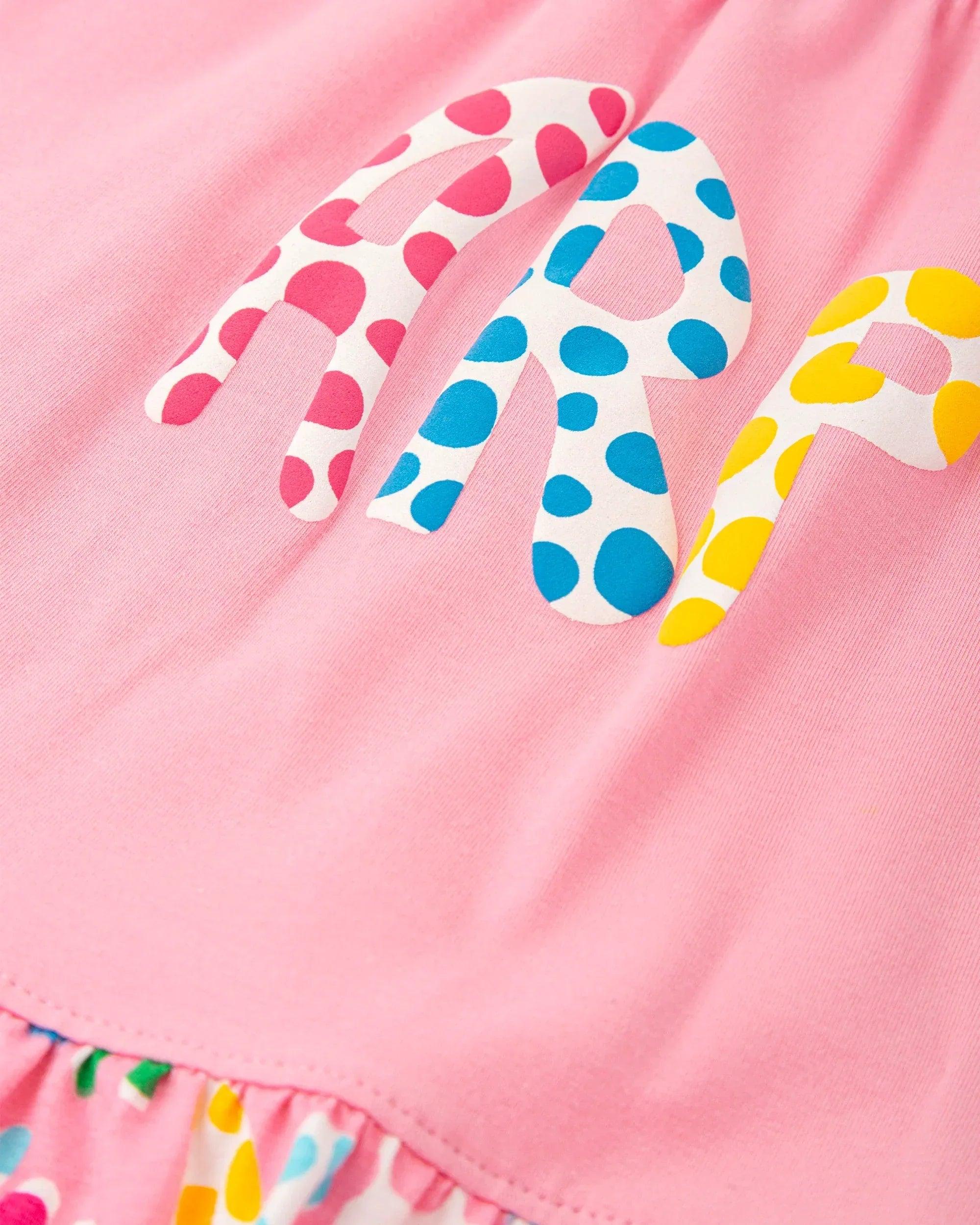 Vestido rosa: detalle de costura y estampado de letras multicolores