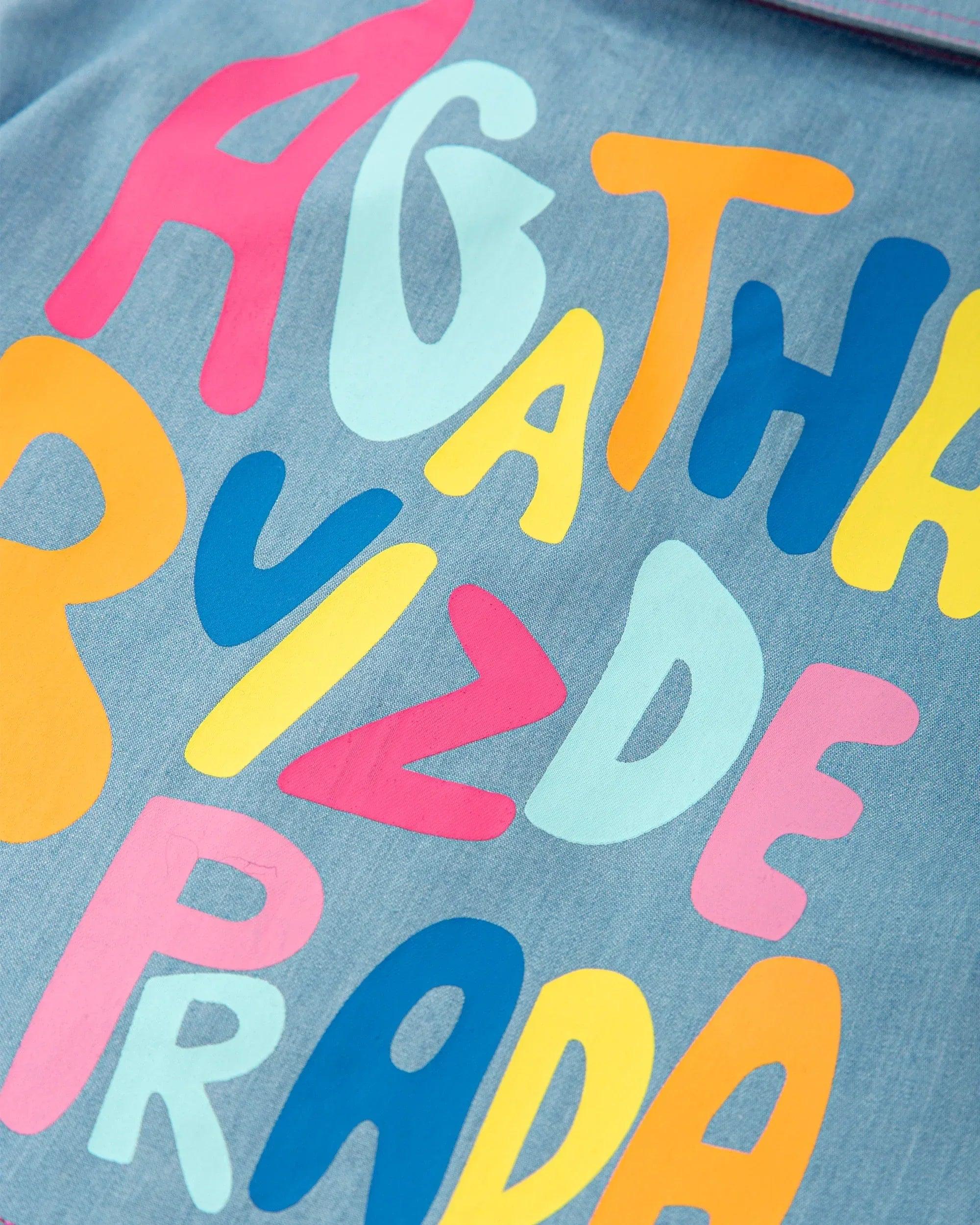 Chaqueta vaquera azul clara con estampado de letras multicolor en primer plano