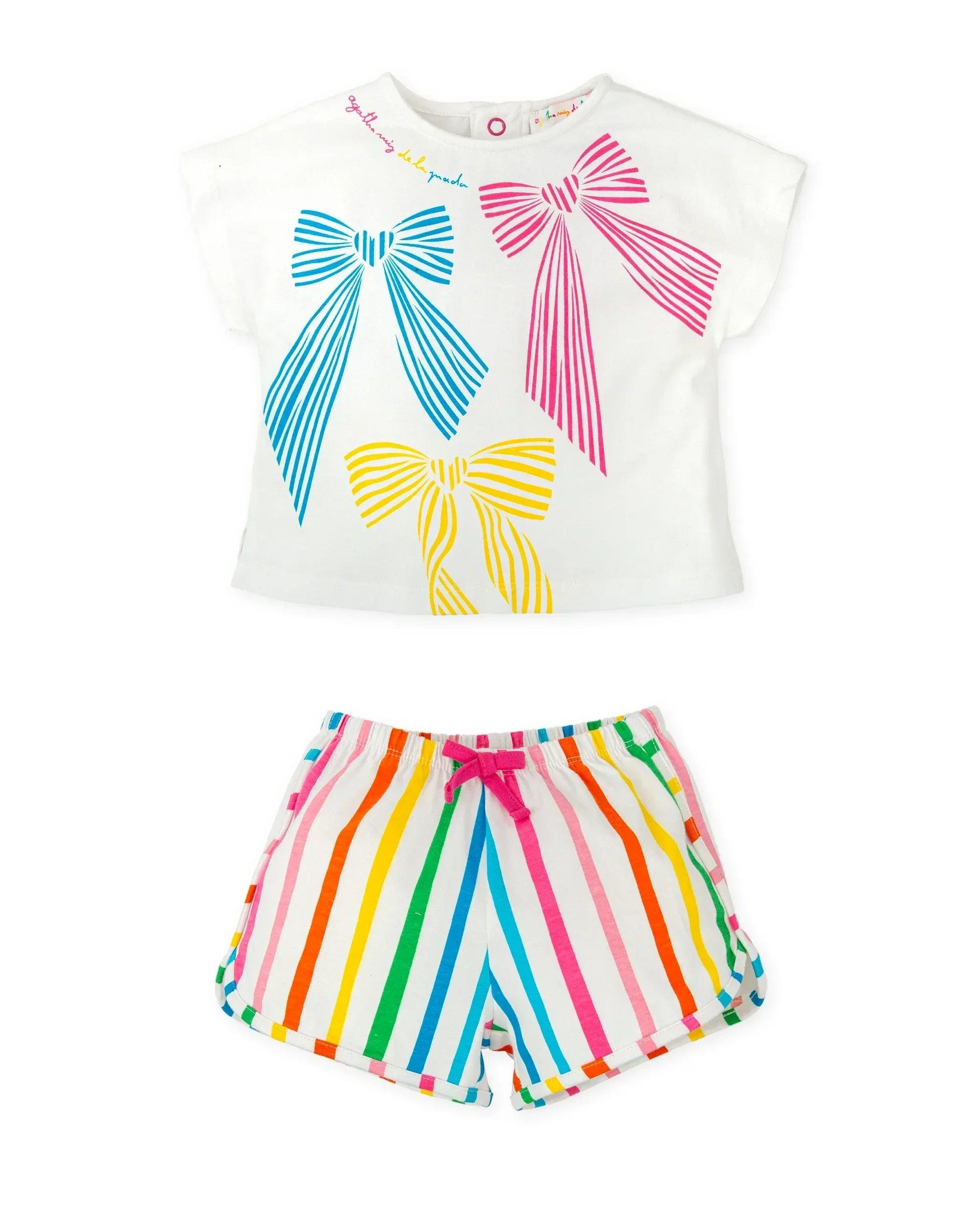 Conjunto de camiseta blanca con lazos de colores y shorts a rayas con lazo frontal
