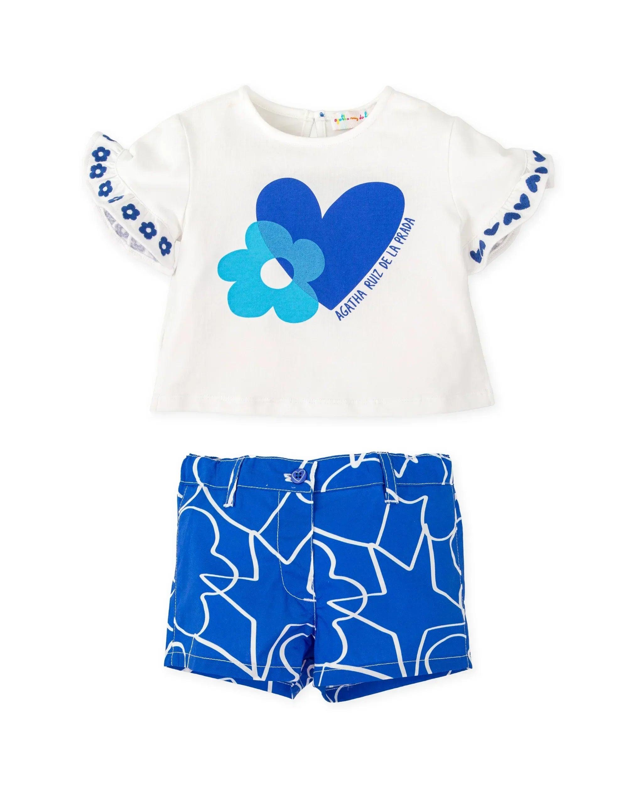 Conjunto de camiseta blanca con flor azul y shorts azules con elástico en la cintura