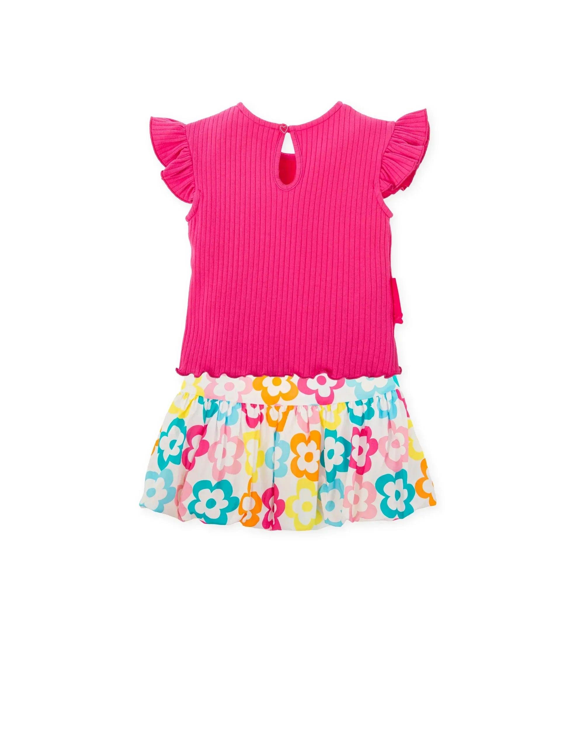 Conjunto de camiseta fucsia con abertura trasera y falda floral multicolor