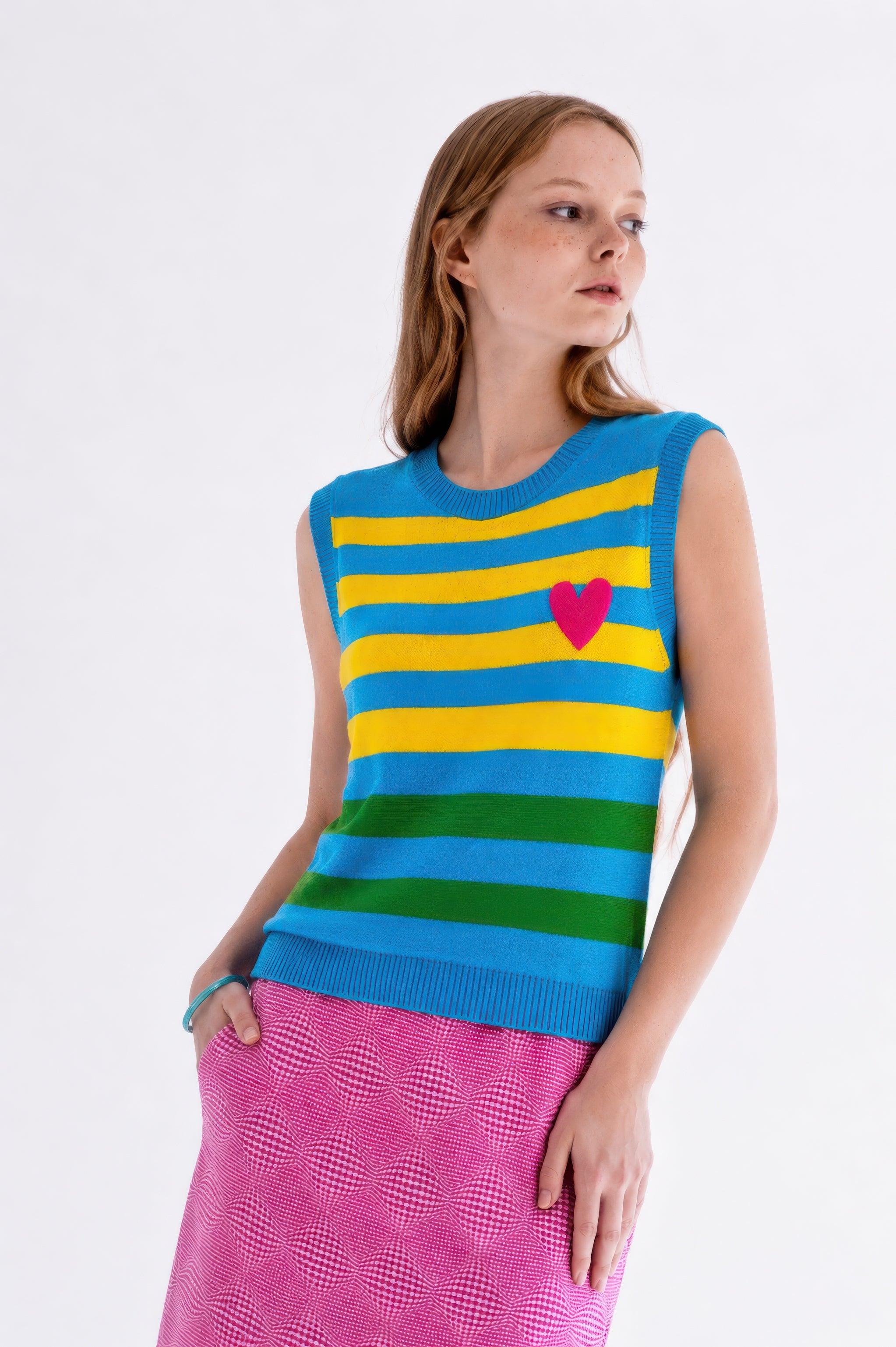 Chaleco sin mangas a rayas azul, verde y amarillo, con corazón rosa bordado