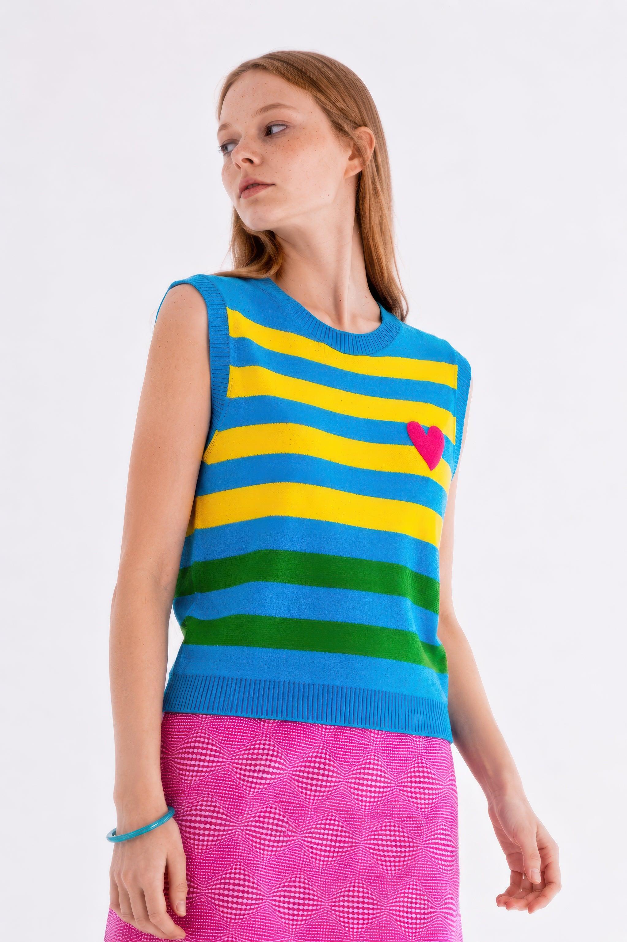 Chaleco de punto a rayas azul, amarillo y verde con corazón rosa en el pecho