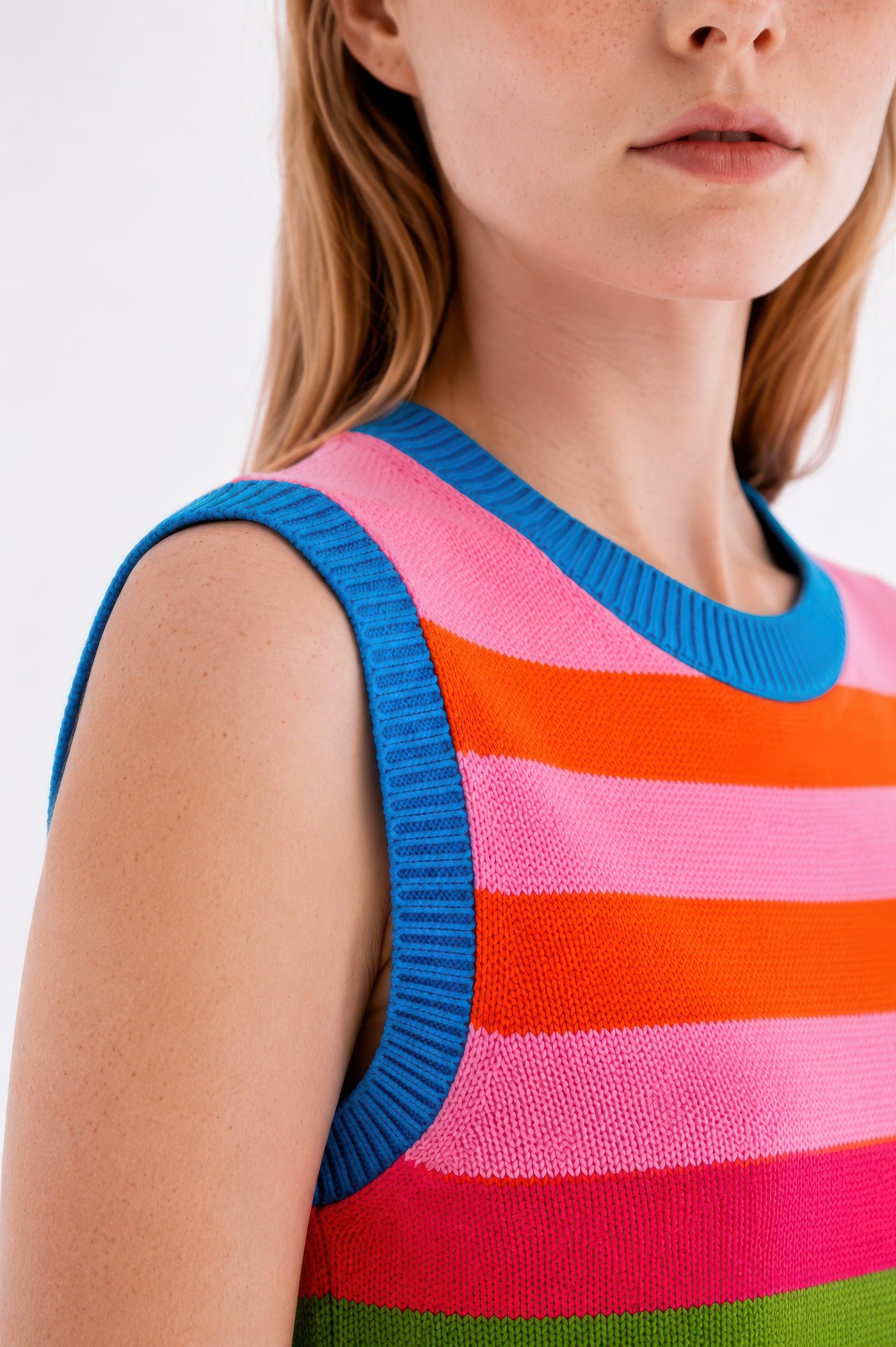 Chaleco sin mangas a rayas multicolor con cuello azul acanalado y hombro