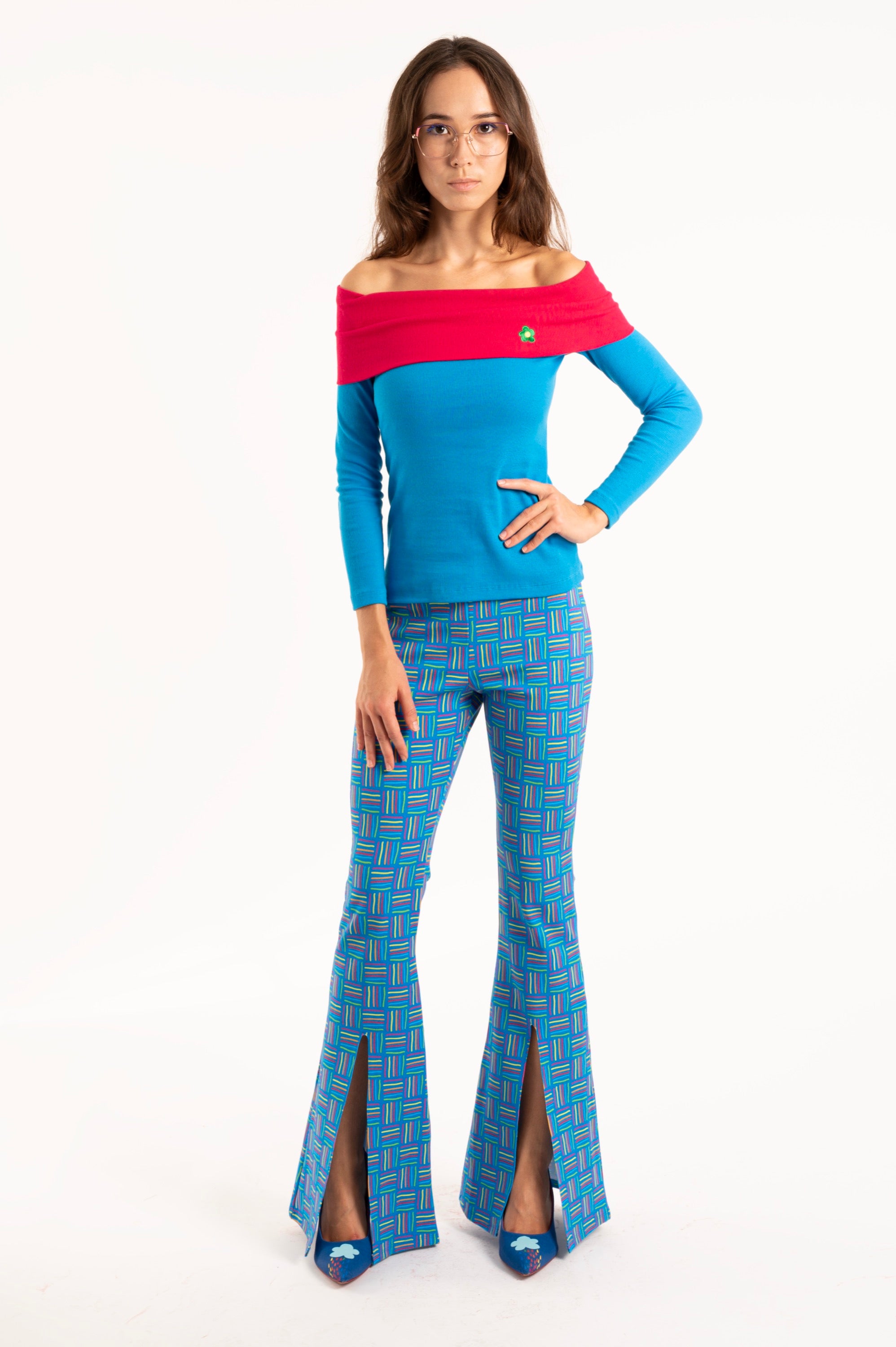 CAMISETA AZUL CUELLO BARCO FUCSIA