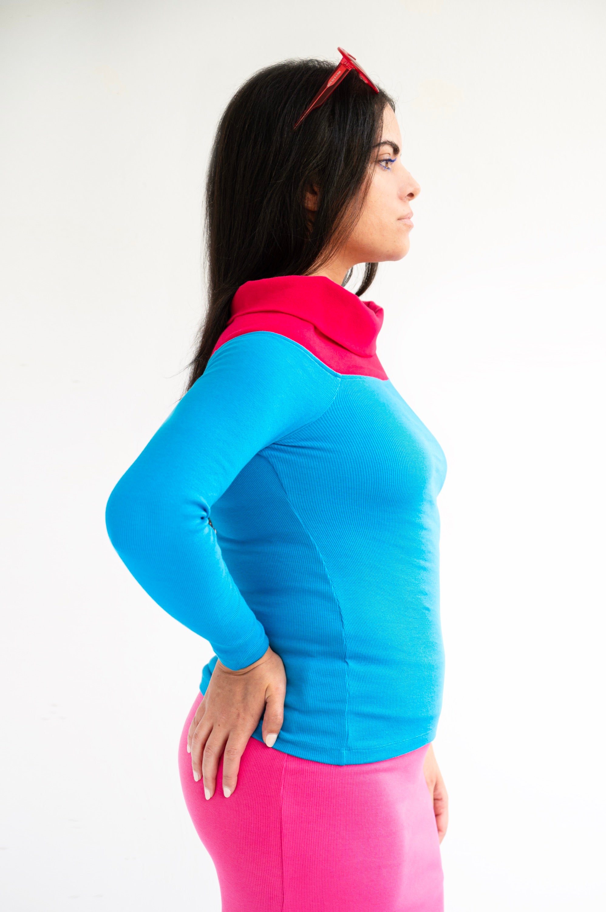 CAMISETA AZUL CUELLO BARCO FUCSIA